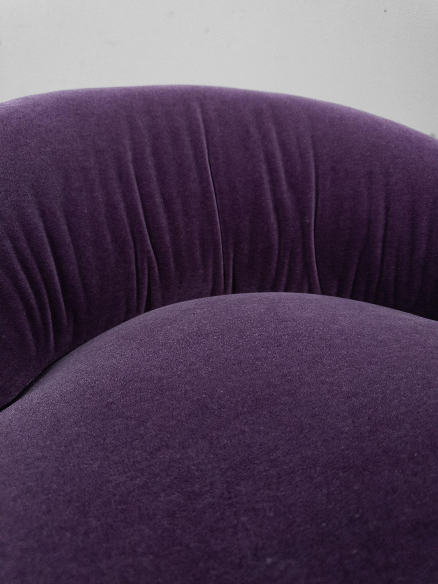 Paire de chaises rembourrées en velours violet sur roulettes en laiton en vente 2