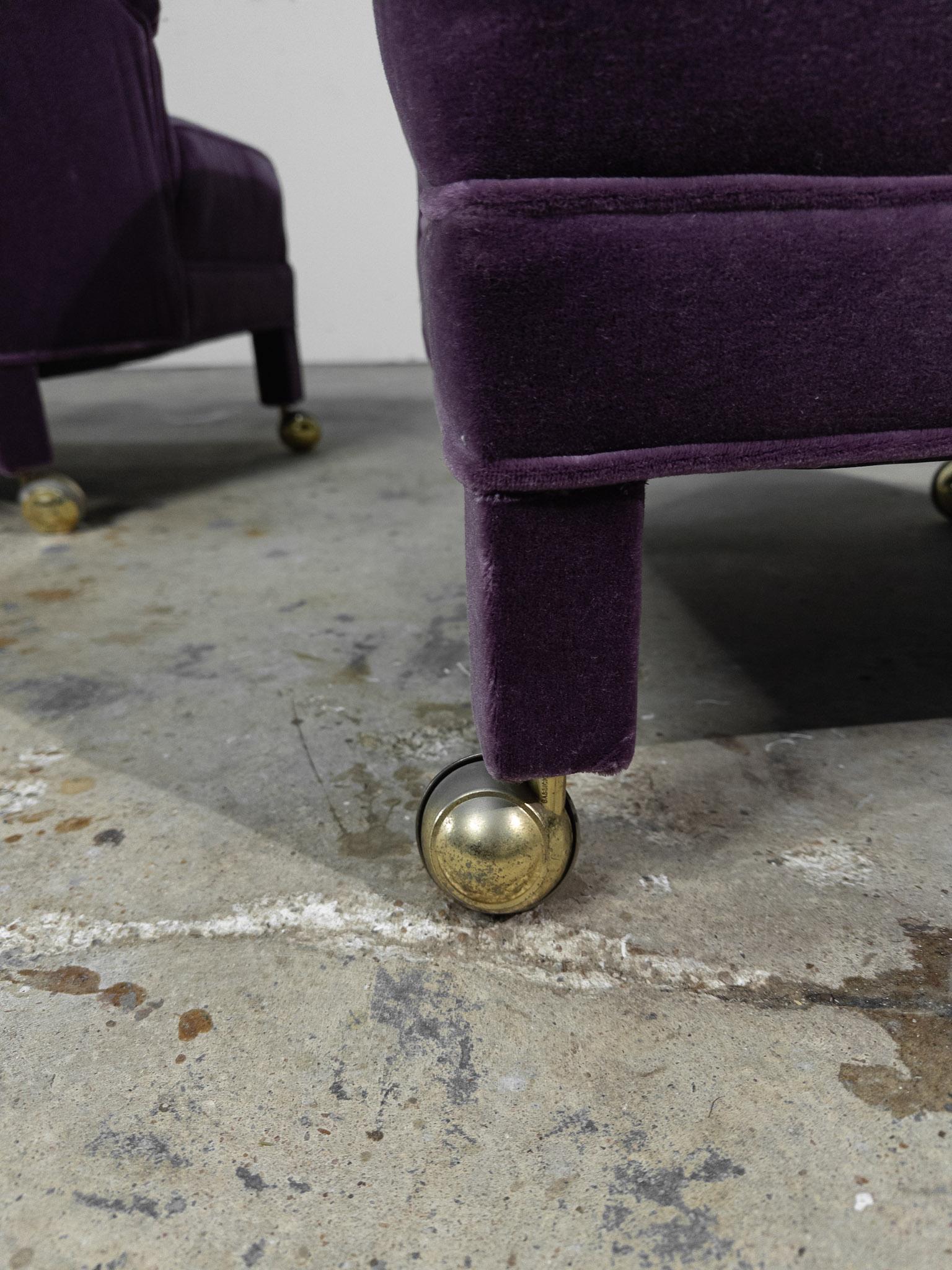 Paire de chaises rembourrées en velours violet sur roulettes en laiton en vente 3