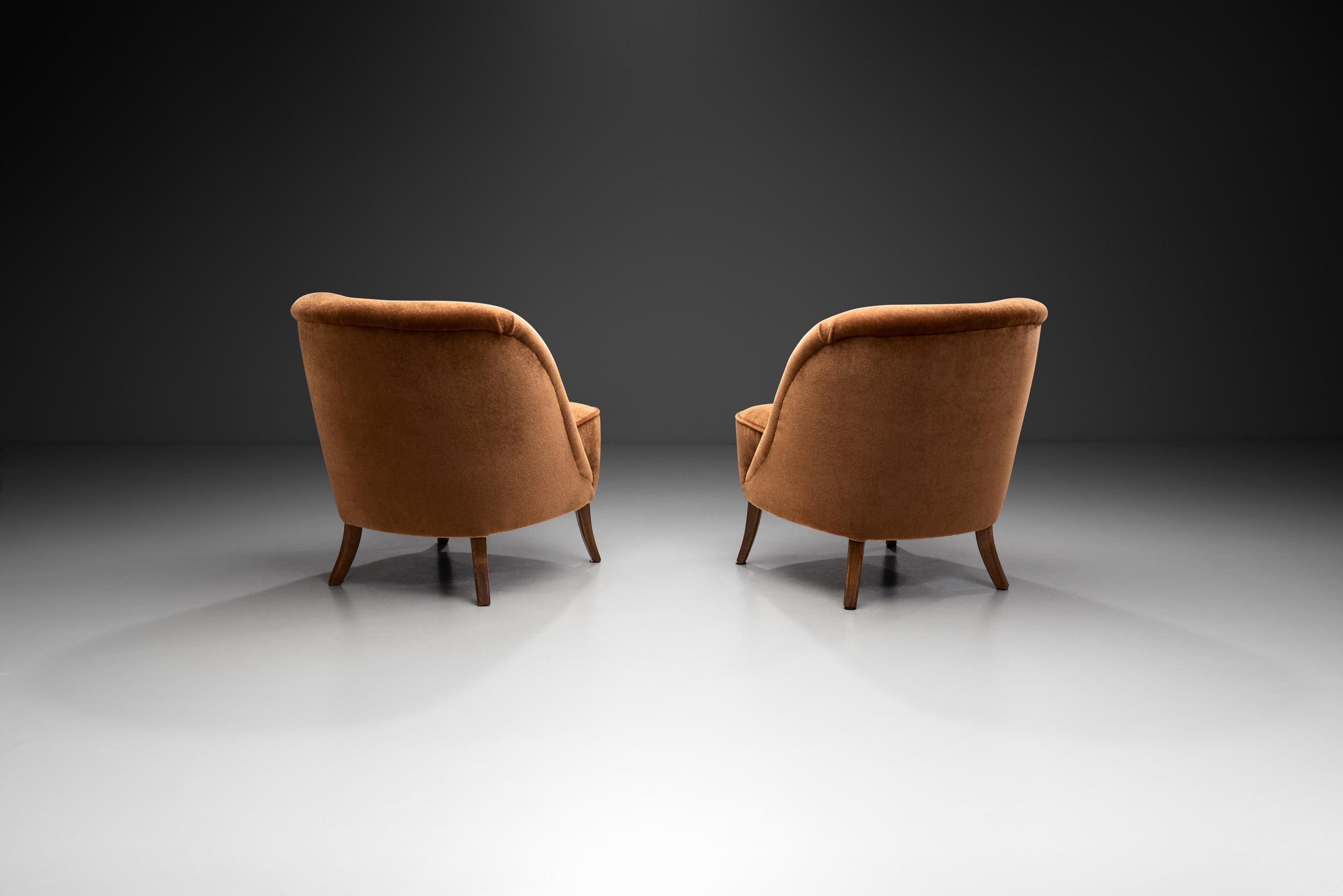 Européen Paire de chaises longues rembourrées, Europe 20ème siècle en vente