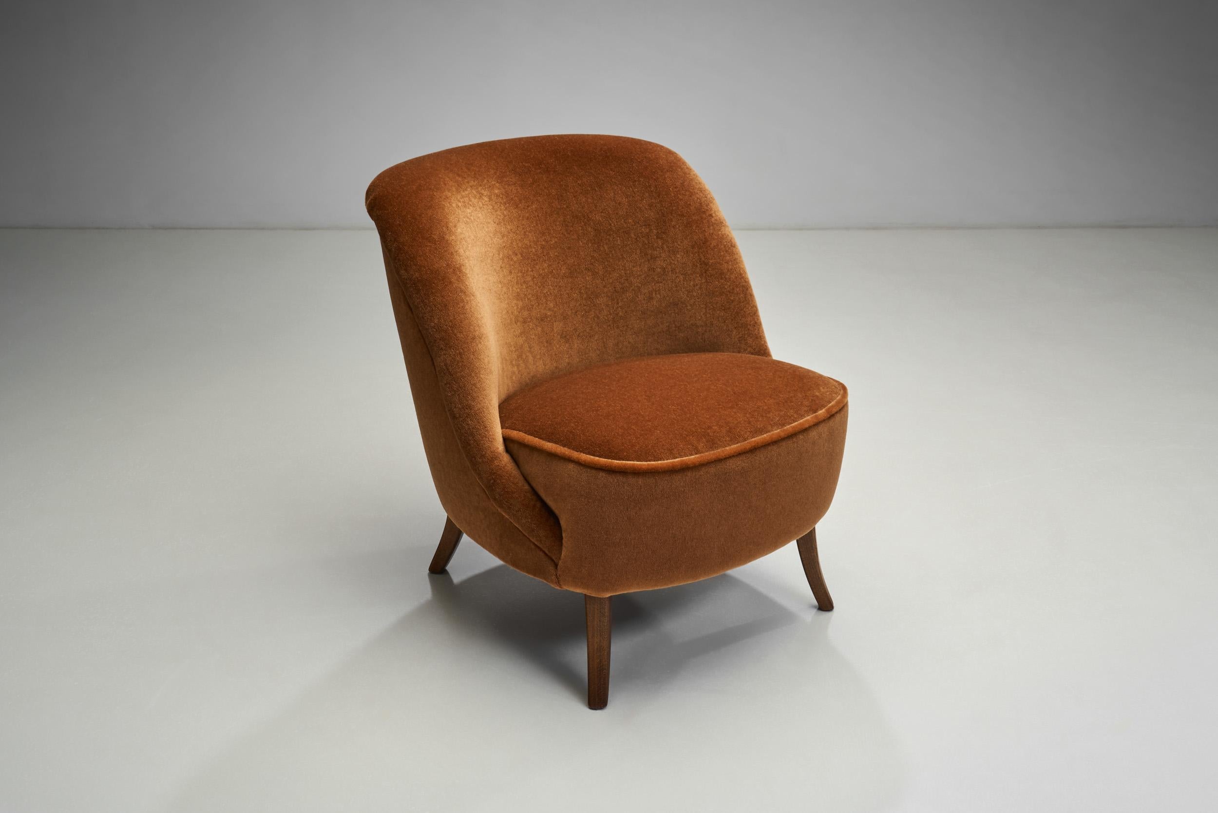 Tissu Paire de chaises longues rembourrées, Europe 20ème siècle en vente