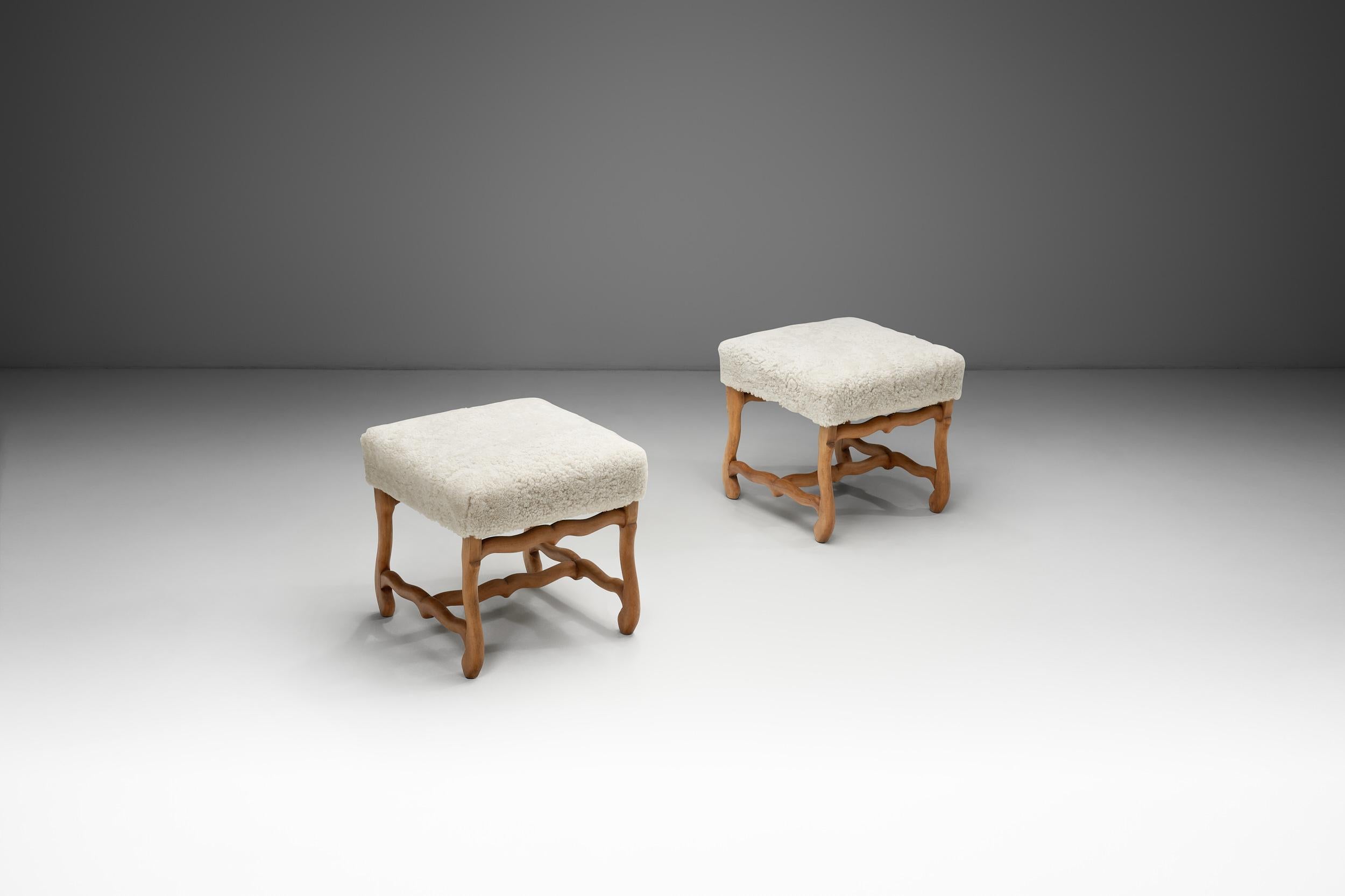 Mid-Century Modern Pair of Upholstered Footstools with Curved Wooden Legs, Europe Mid-20th Century For Sale