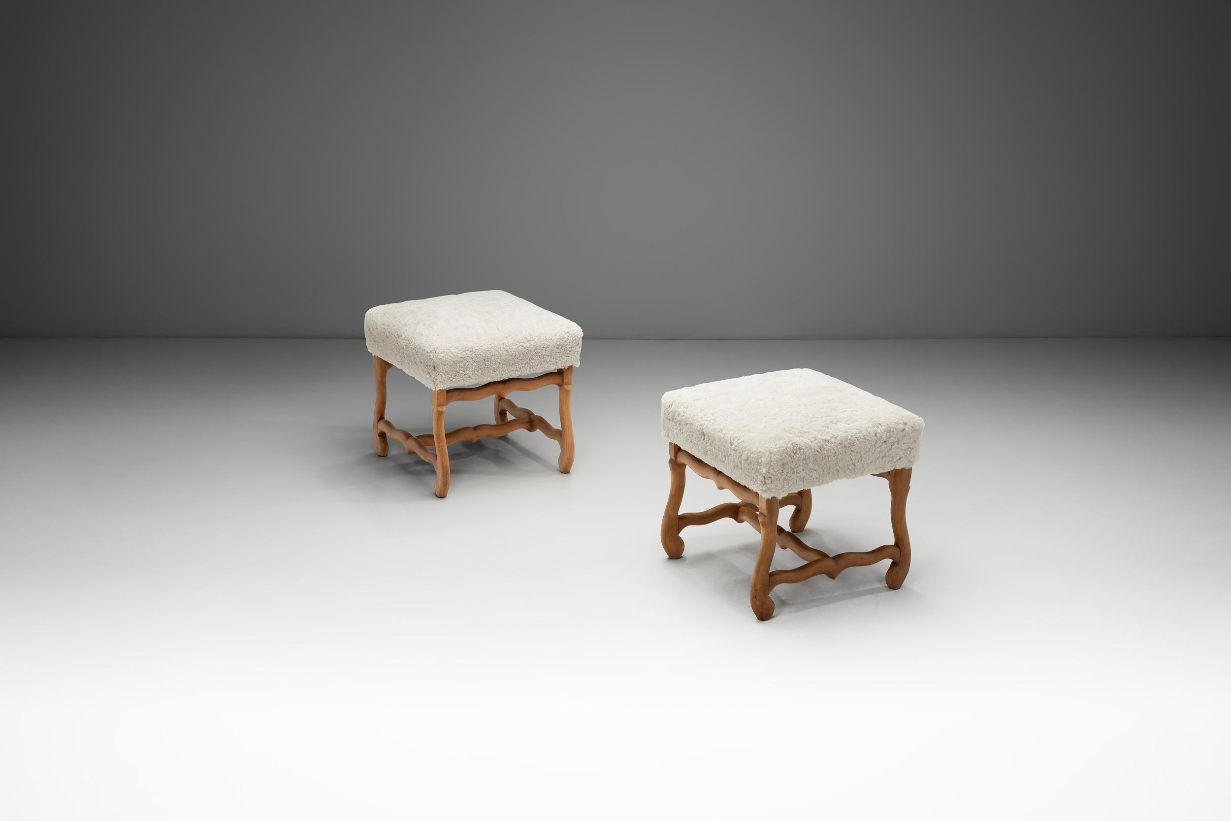 Pair of Upholstered Footstools with Curved Wooden Legs, Europe Mid-20th Century In Good Condition For Sale In Utrecht, NL