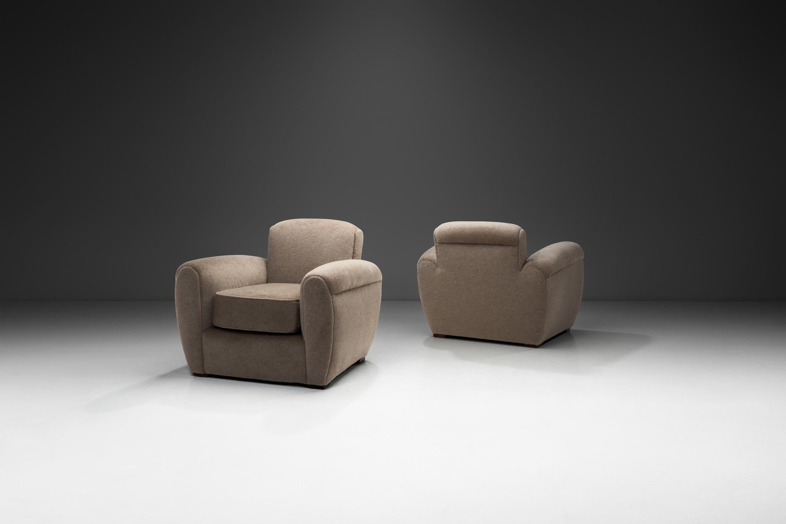 Gli anni '30 furono caratterizzati da una fusione di modernità ed eleganza, enfatizzando il lusso, le forme geometriche e il comfort nel design dei mobili in tutta Europa. Prima di cedere il passo al modernismo di metà secolo e alla sua attenzione