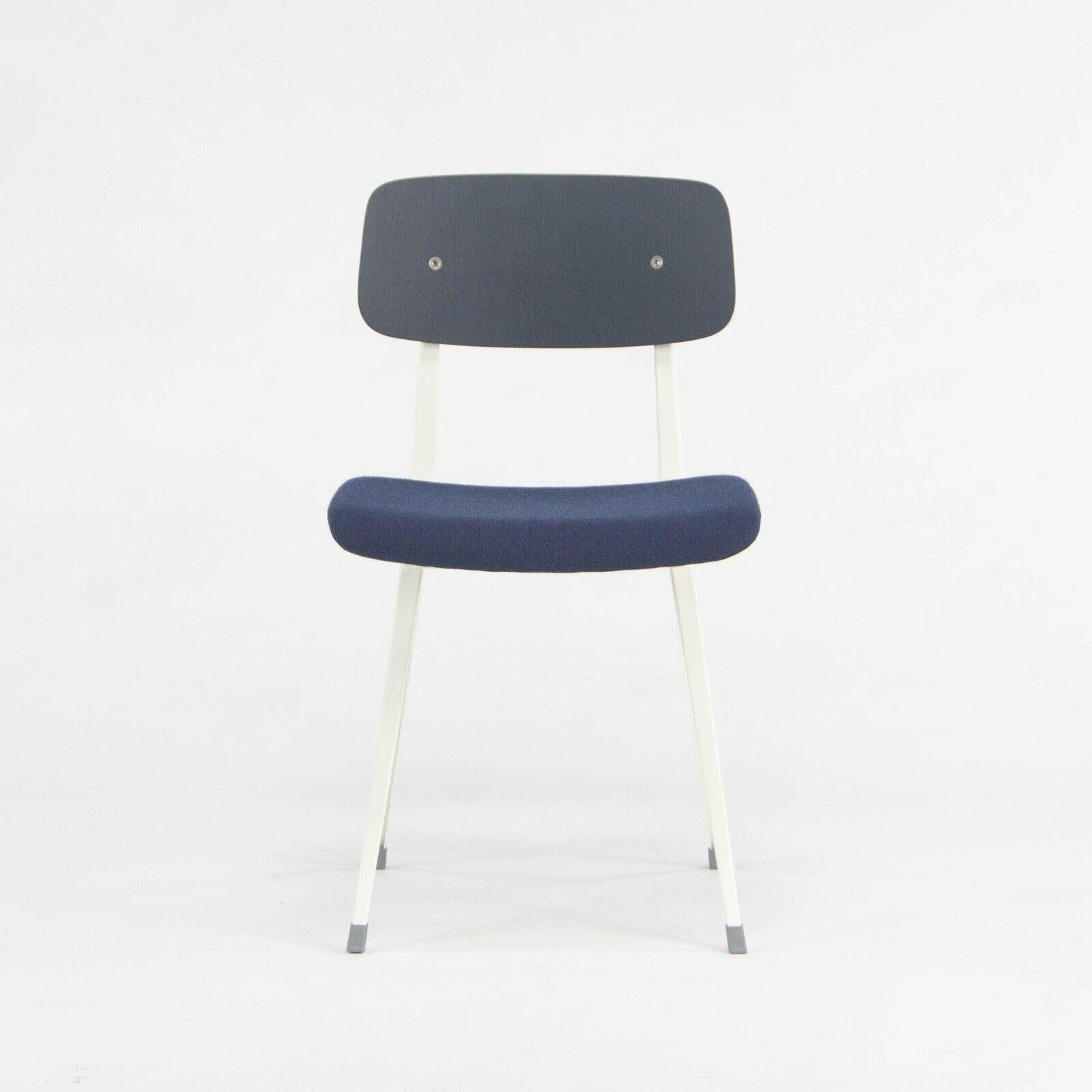 Zum Verkauf steht ein Satz von zwei gepolsterten Result Side Chairs, entworfen von Frisco Kramer und Wim Rietveld und hergestellt von HAY. Diese Stühle wurden aus weiß pulverbeschichtetem Stahl mit einer schwarz gebeizten Eichenrückenlehne und