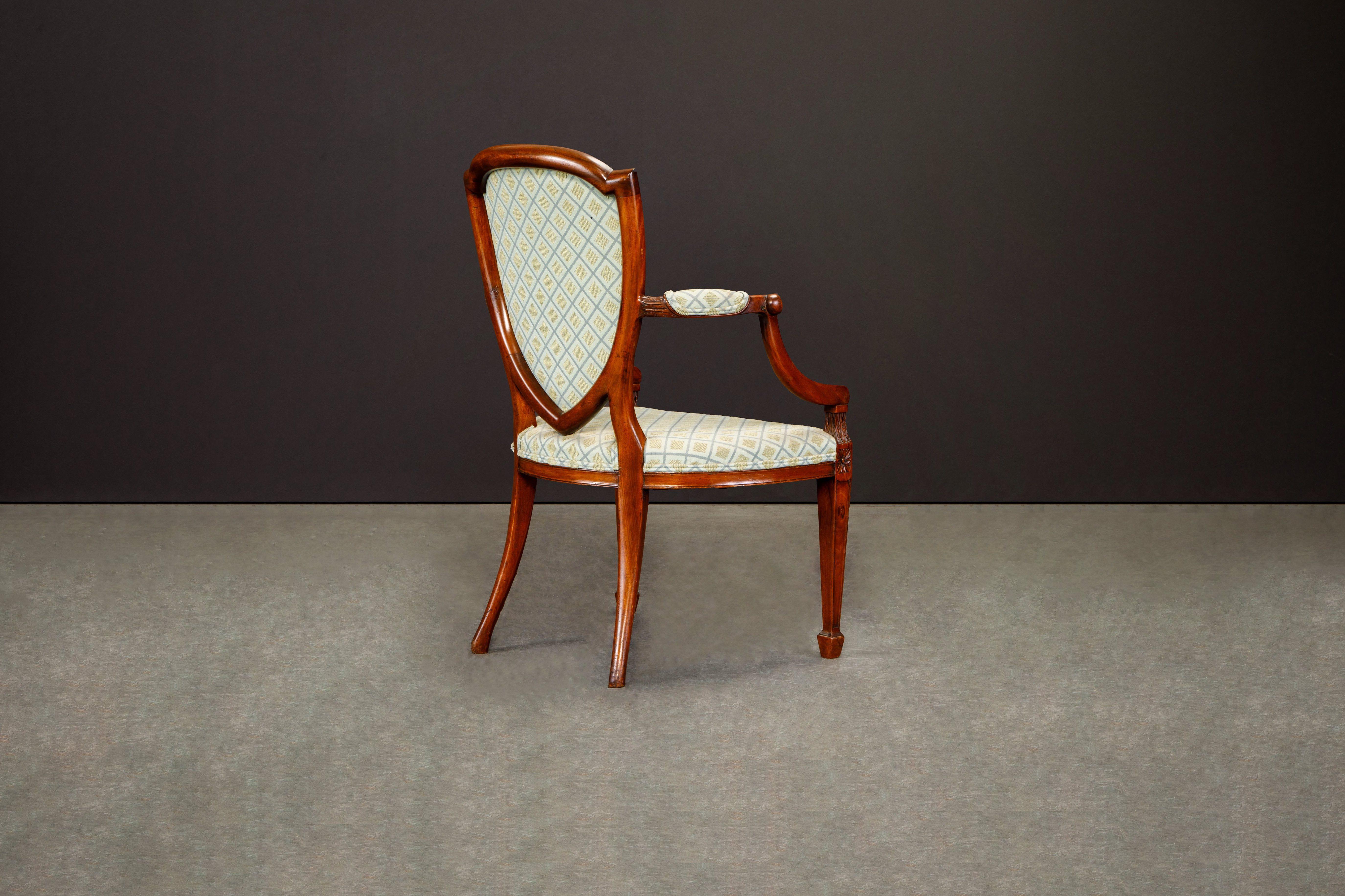 Coppia di poltrone imbottite con schienale a scudo Hepplewhite w Provenienza, circa 1870 in vendita 4