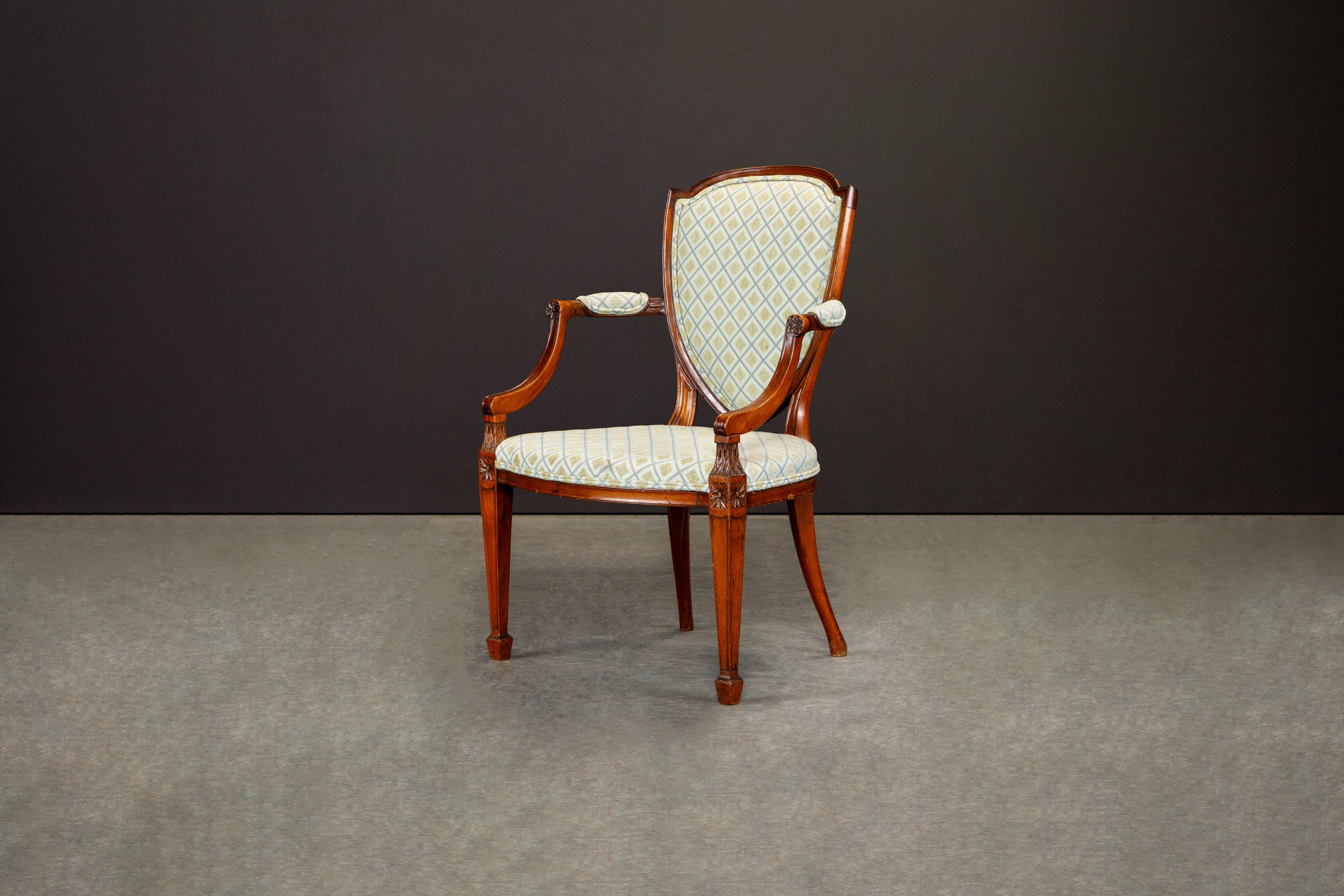 Paire de fauteuils Hepplewhite tapissés à dossier en forme de bouclier, provenance des années 1870 en vente 9