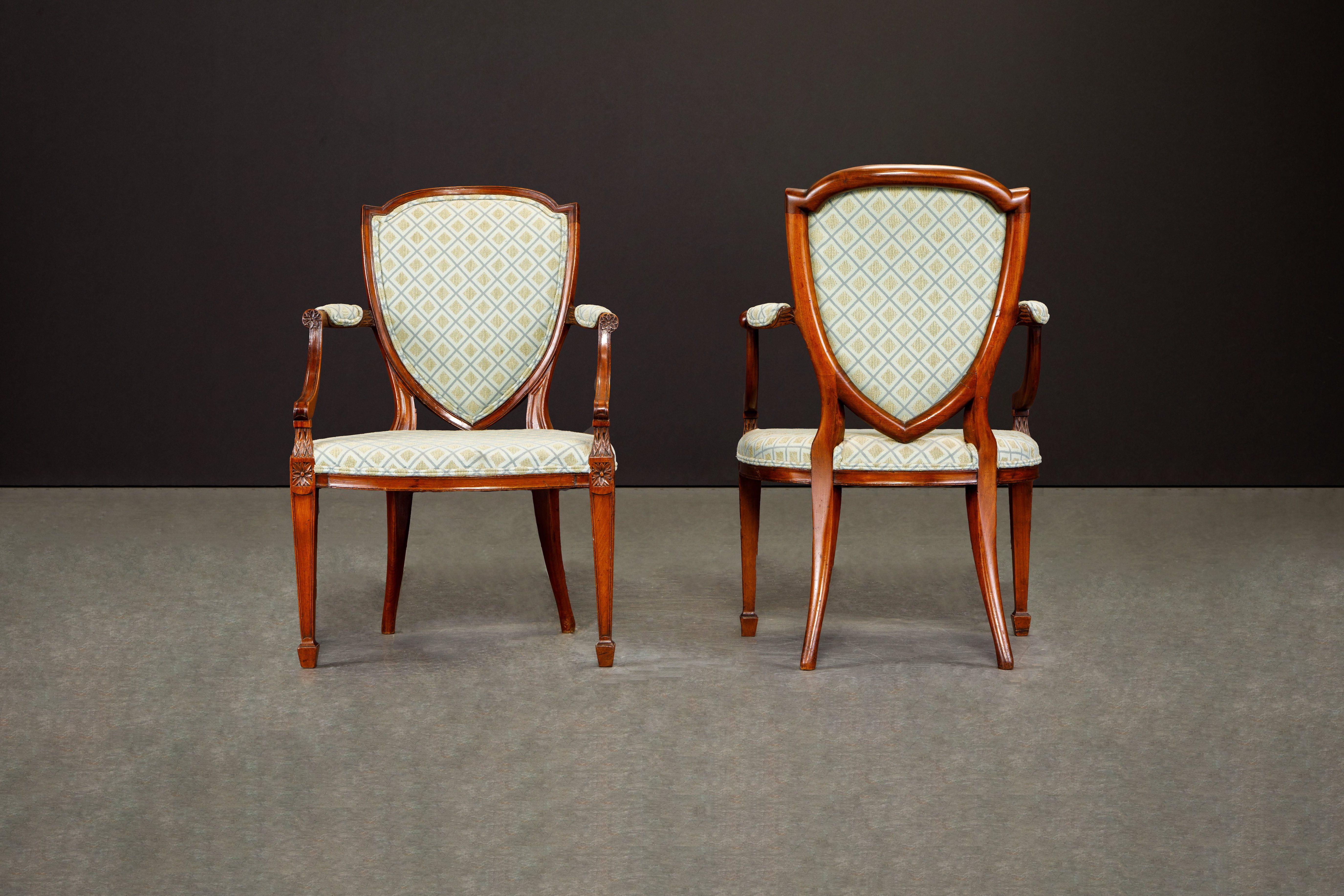 Anglais Paire de fauteuils Hepplewhite tapissés à dossier en forme de bouclier, provenance des années 1870 en vente