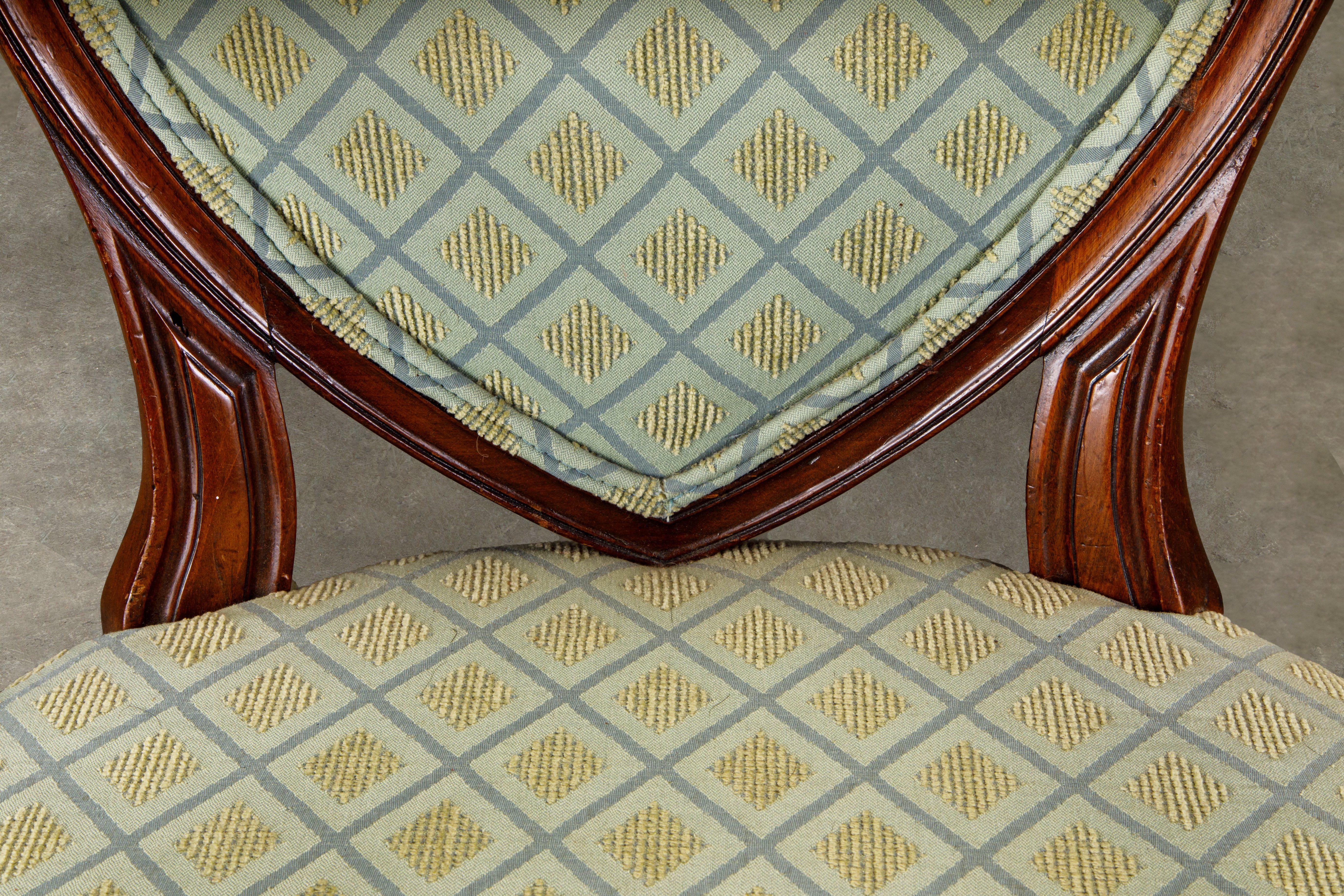 Fin du XIXe siècle Paire de fauteuils Hepplewhite tapissés à dossier en forme de bouclier, provenance des années 1870 en vente