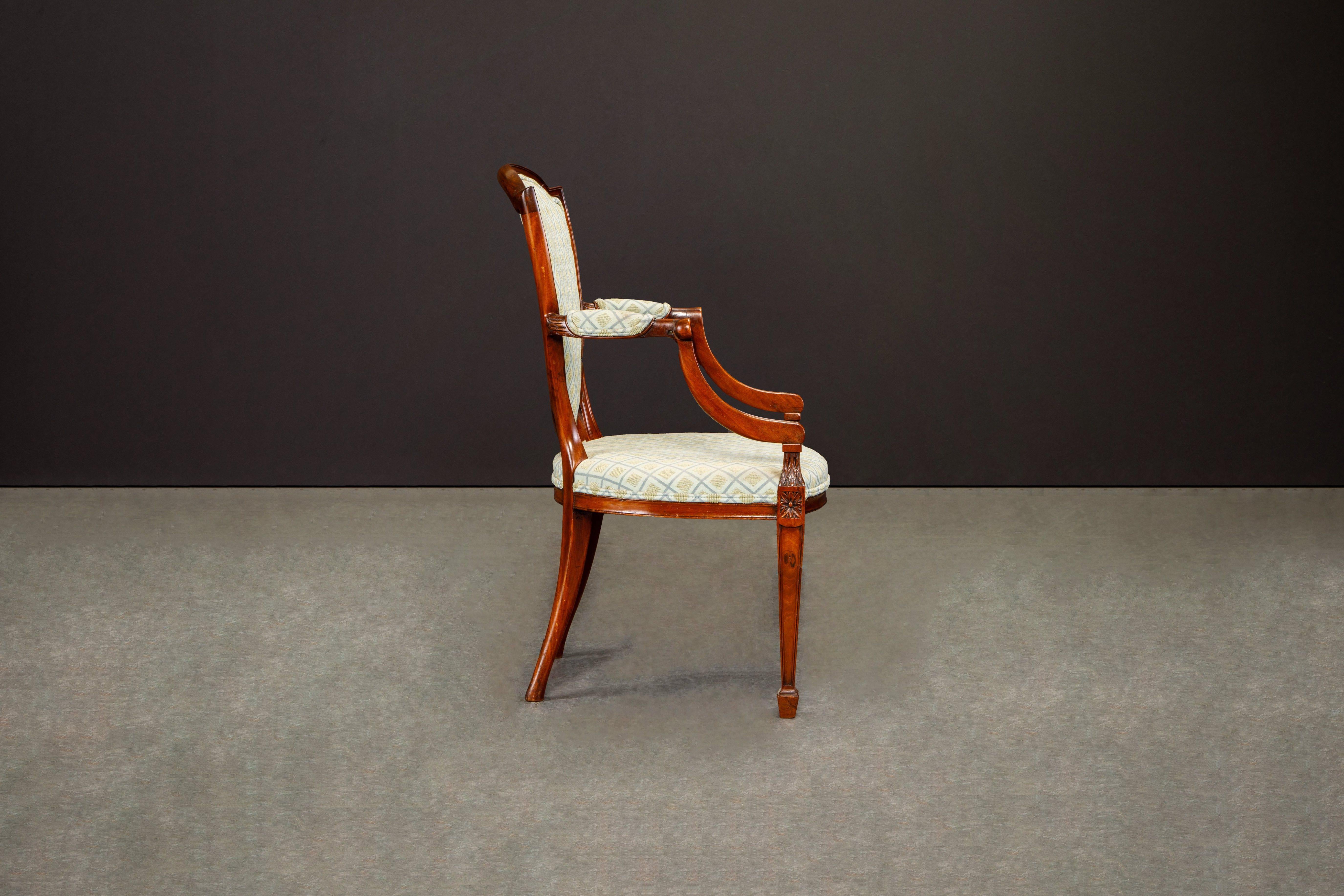 Paire de fauteuils Hepplewhite tapissés à dossier en forme de bouclier, provenance des années 1870 en vente 2