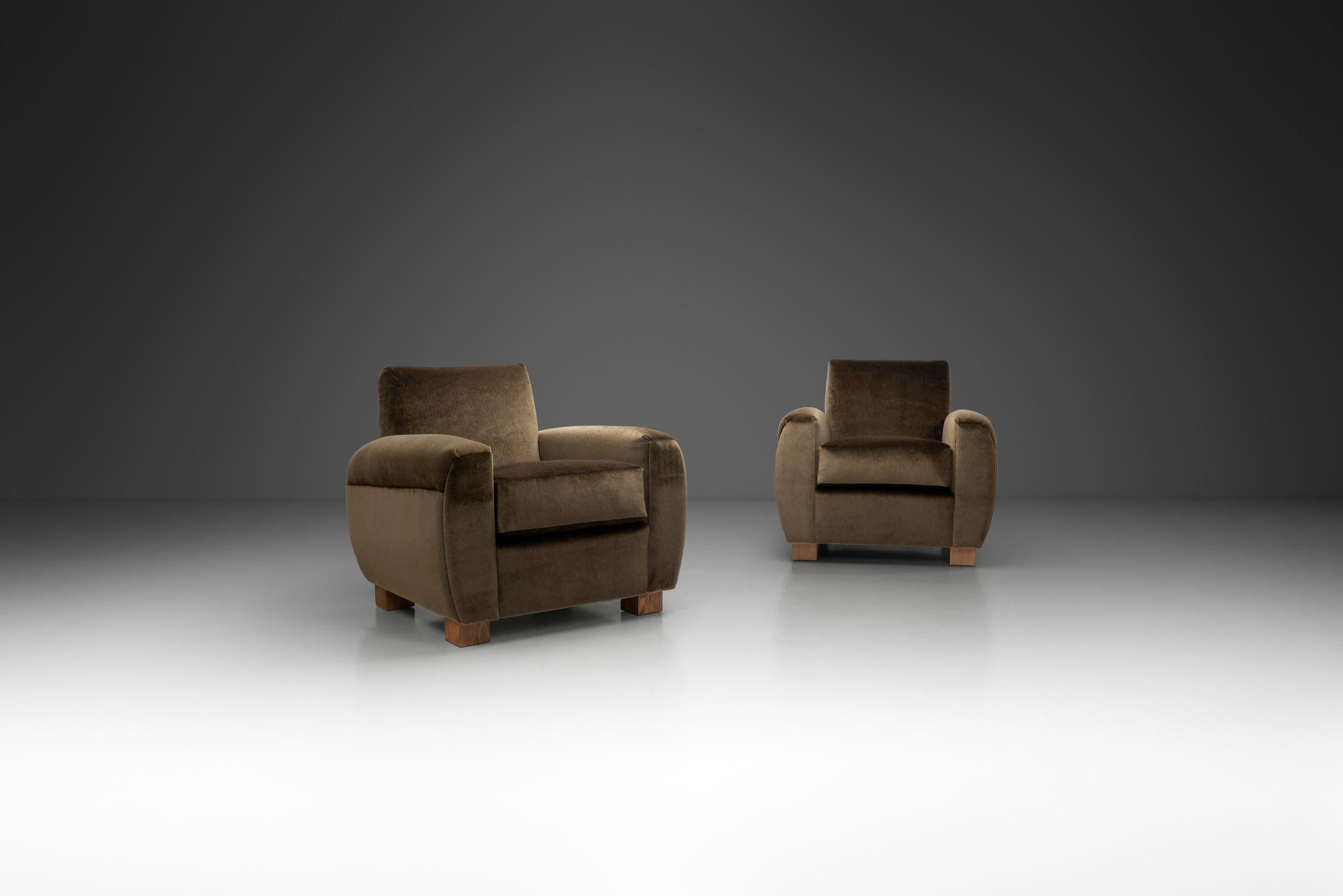 Gli anni '30 furono caratterizzati da una fusione di modernità ed eleganza, enfatizzando il lusso, le forme geometriche e il comfort nel design dei mobili in tutta Europa. Prima di cedere il passo al modernismo di metà secolo e alla sua attenzione
