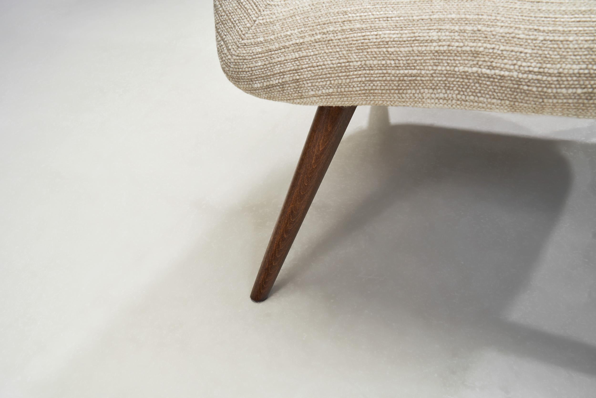 Paire de chaises longues rembourrées avec pieds en chêne, Europe 20ème siècle 7