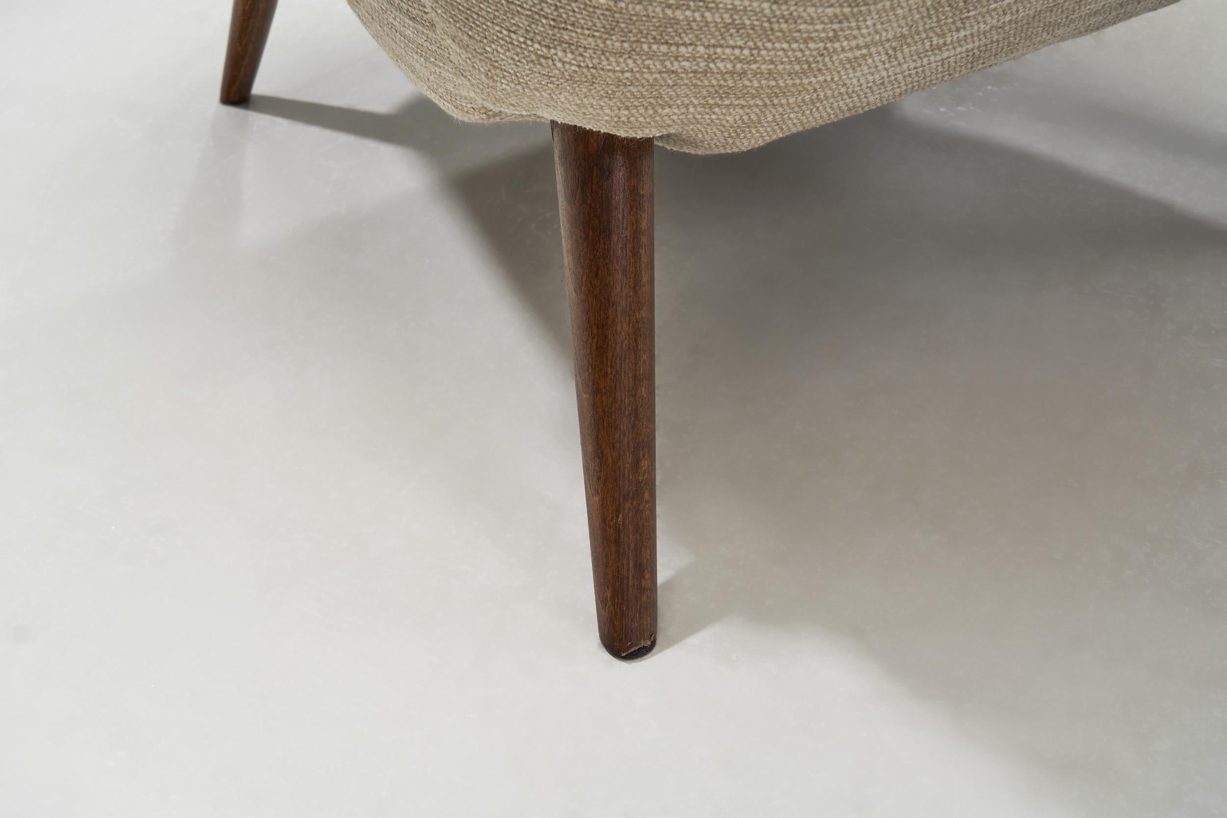 Paire de chaises longues rembourrées avec pieds en chêne, Europe 20ème siècle 8