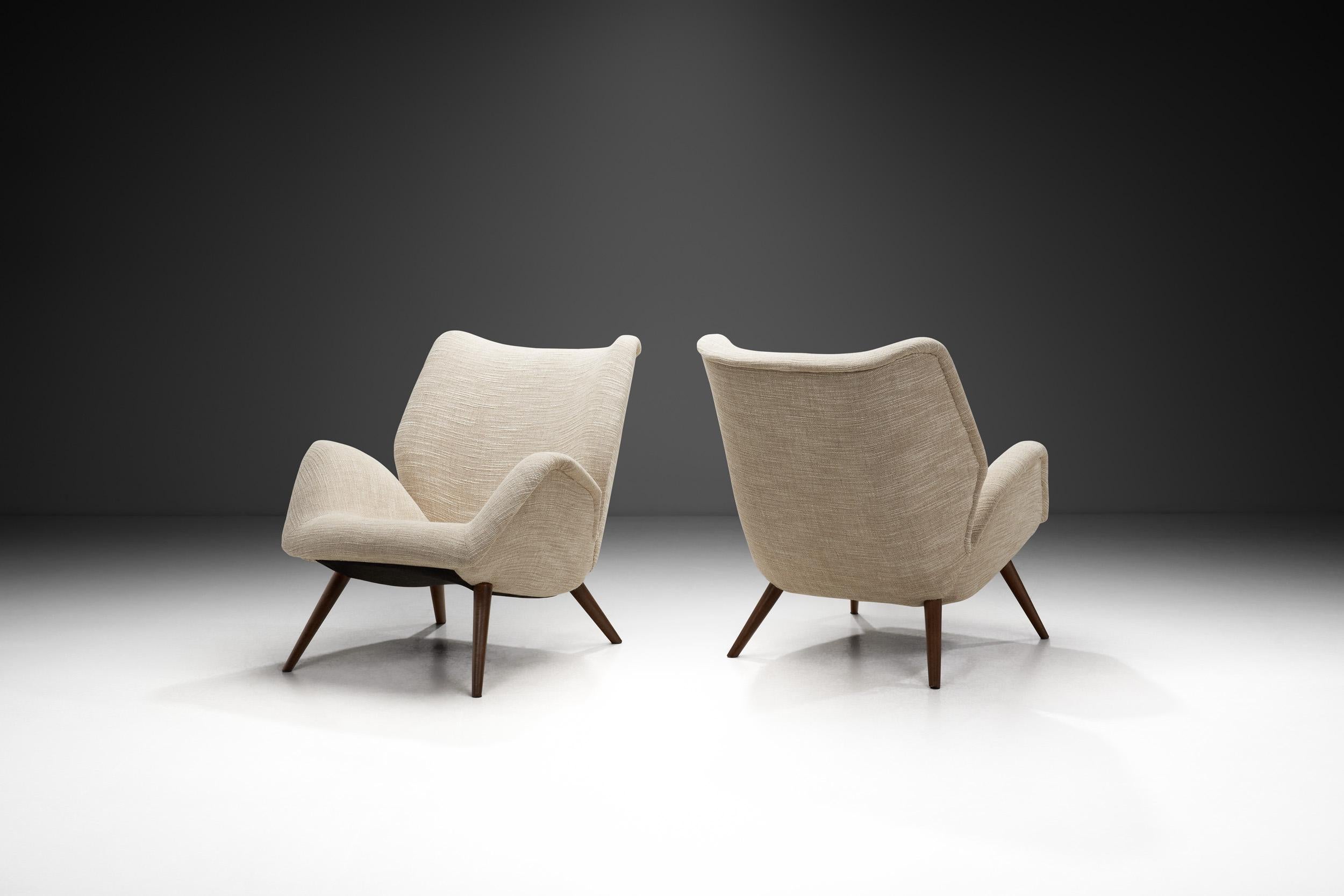 Le mobilier européen du milieu du siècle est réputé pour son approche minimaliste, caractérisée par des lignes droites ou légèrement incurvées qui soulignent l'apparence de simplicité. Les designs évitent l'ornementation excessive, se concentrant