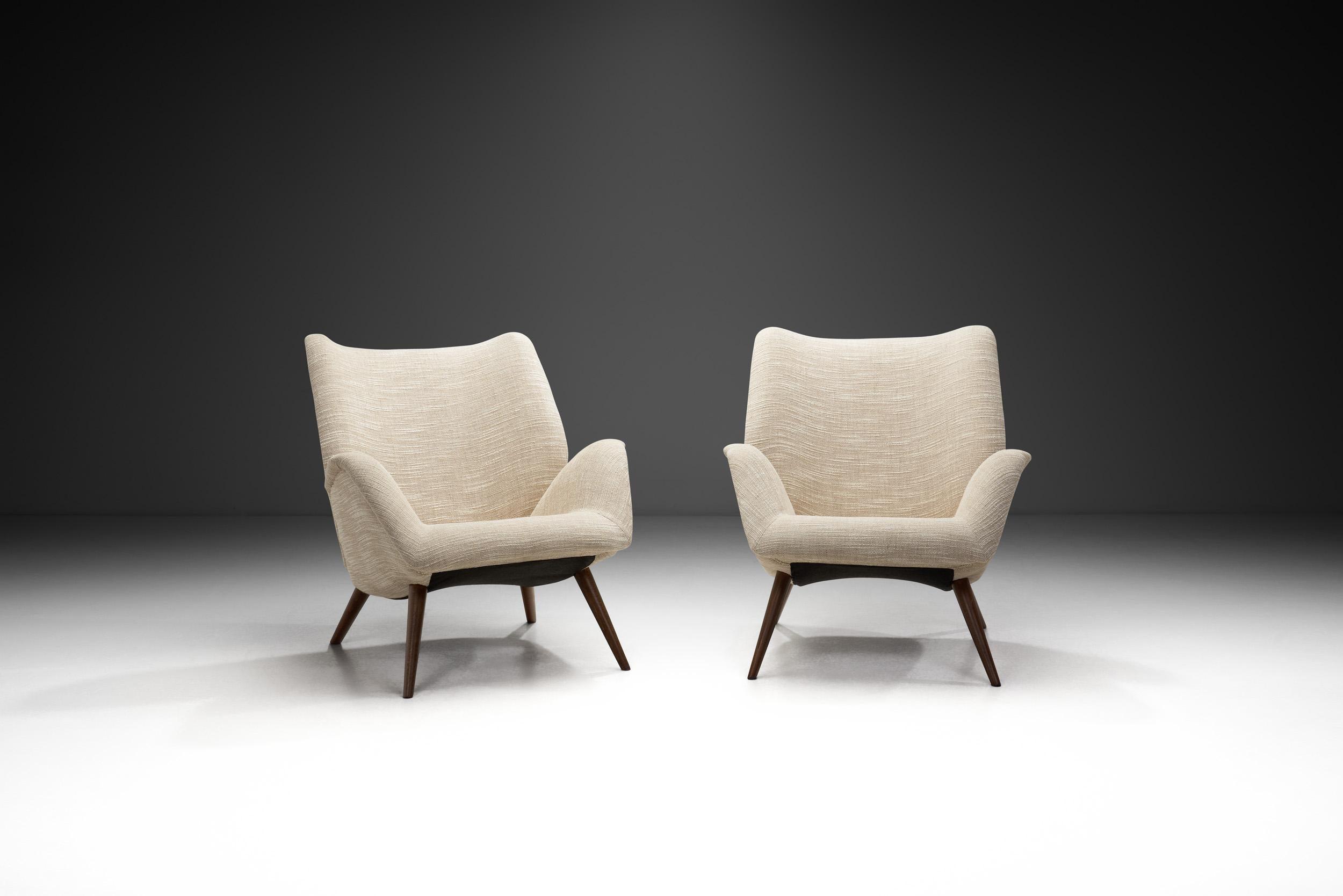 Mid-Century Modern Paire de chaises longues rembourrées avec pieds en chêne, Europe 20ème siècle