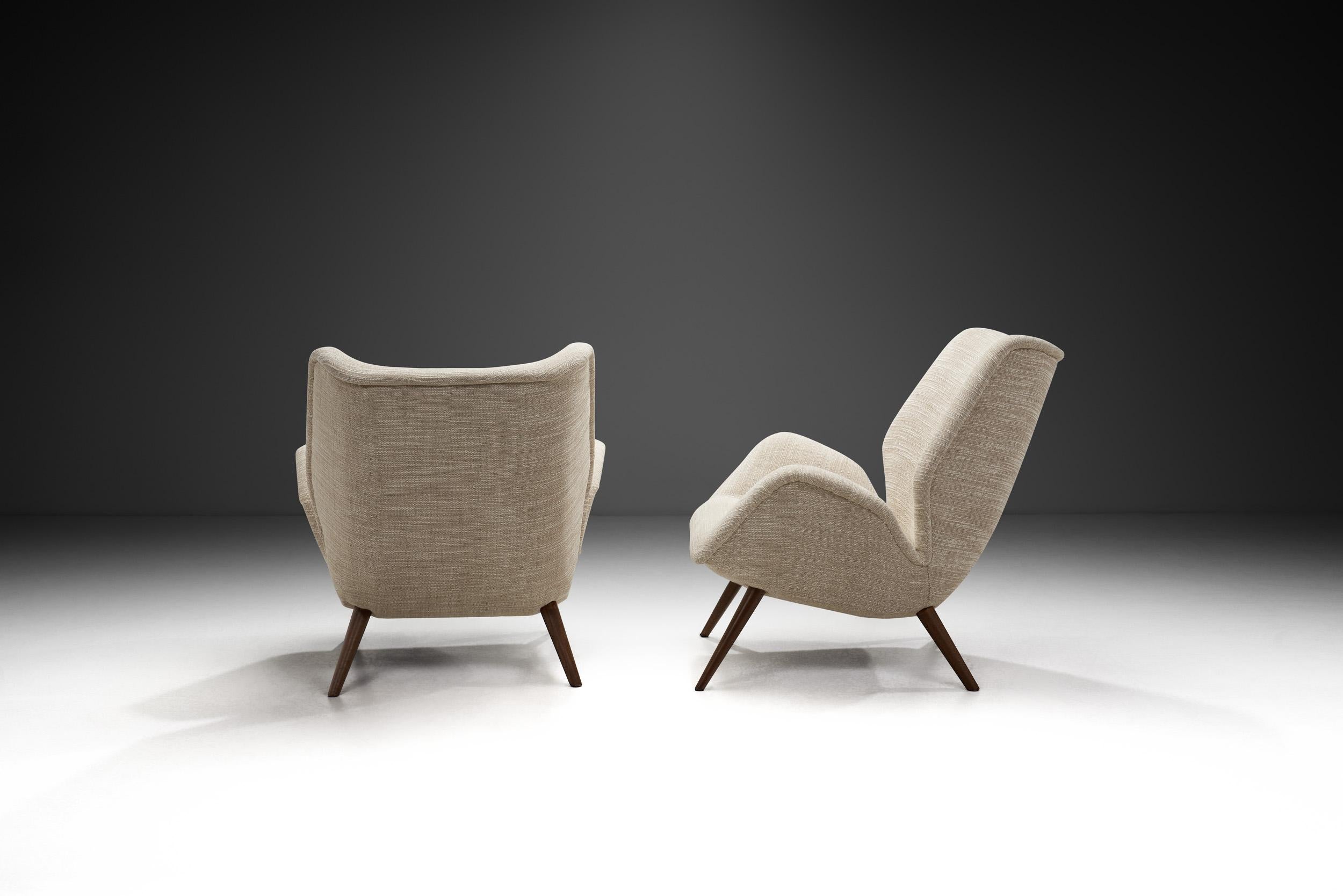 Européen Paire de chaises longues rembourrées avec pieds en chêne, Europe 20ème siècle