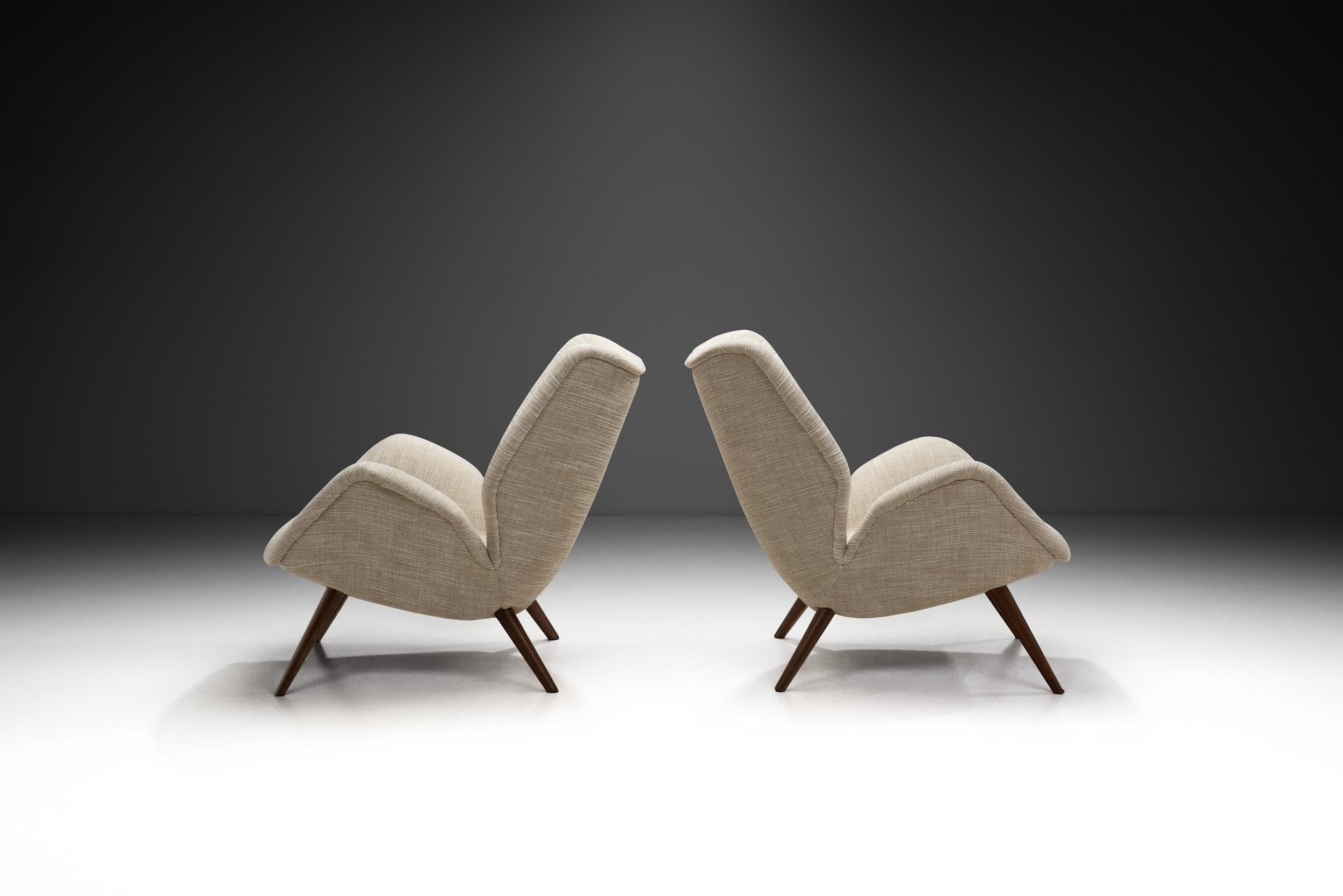Paire de chaises longues rembourrées avec pieds en chêne, Europe 20ème siècle Bon état à Utrecht, NL