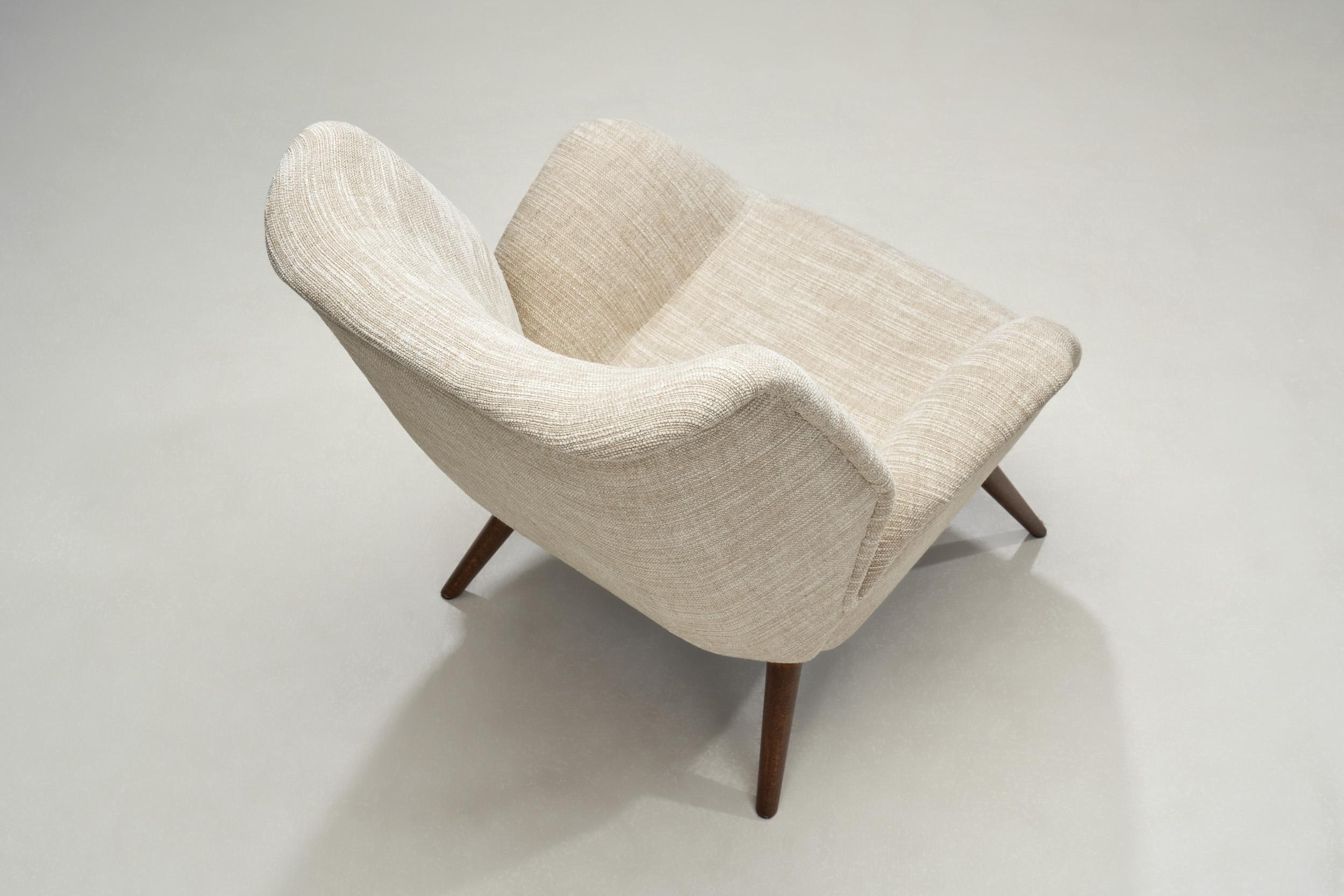 20ième siècle Paire de chaises longues rembourrées avec pieds en chêne, Europe 20ème siècle