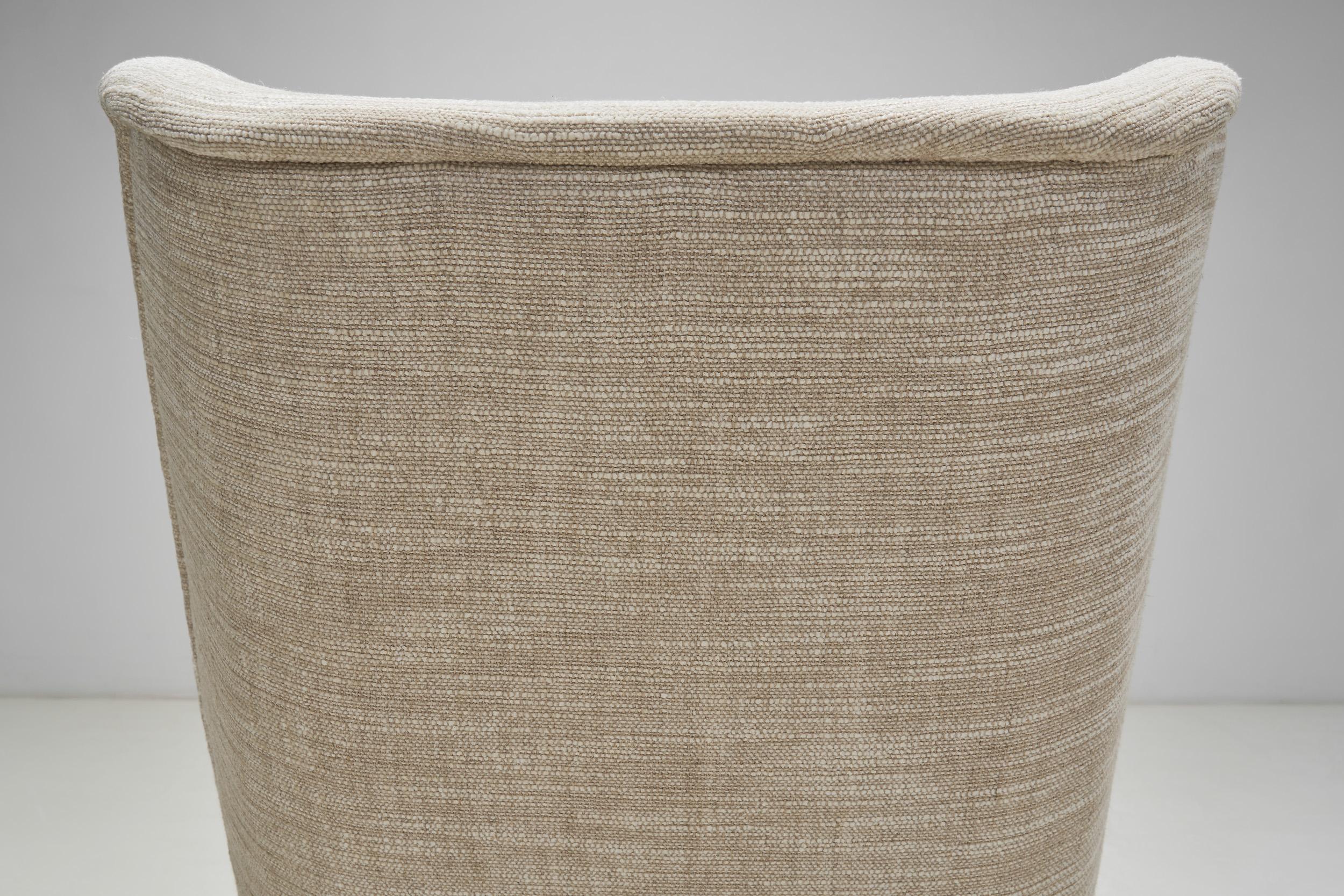 Tissu Paire de chaises longues rembourrées avec pieds en chêne, Europe 20ème siècle