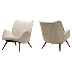 Paire de chaises longues rembourrées avec pieds en chêne, Europe 20ème siècle