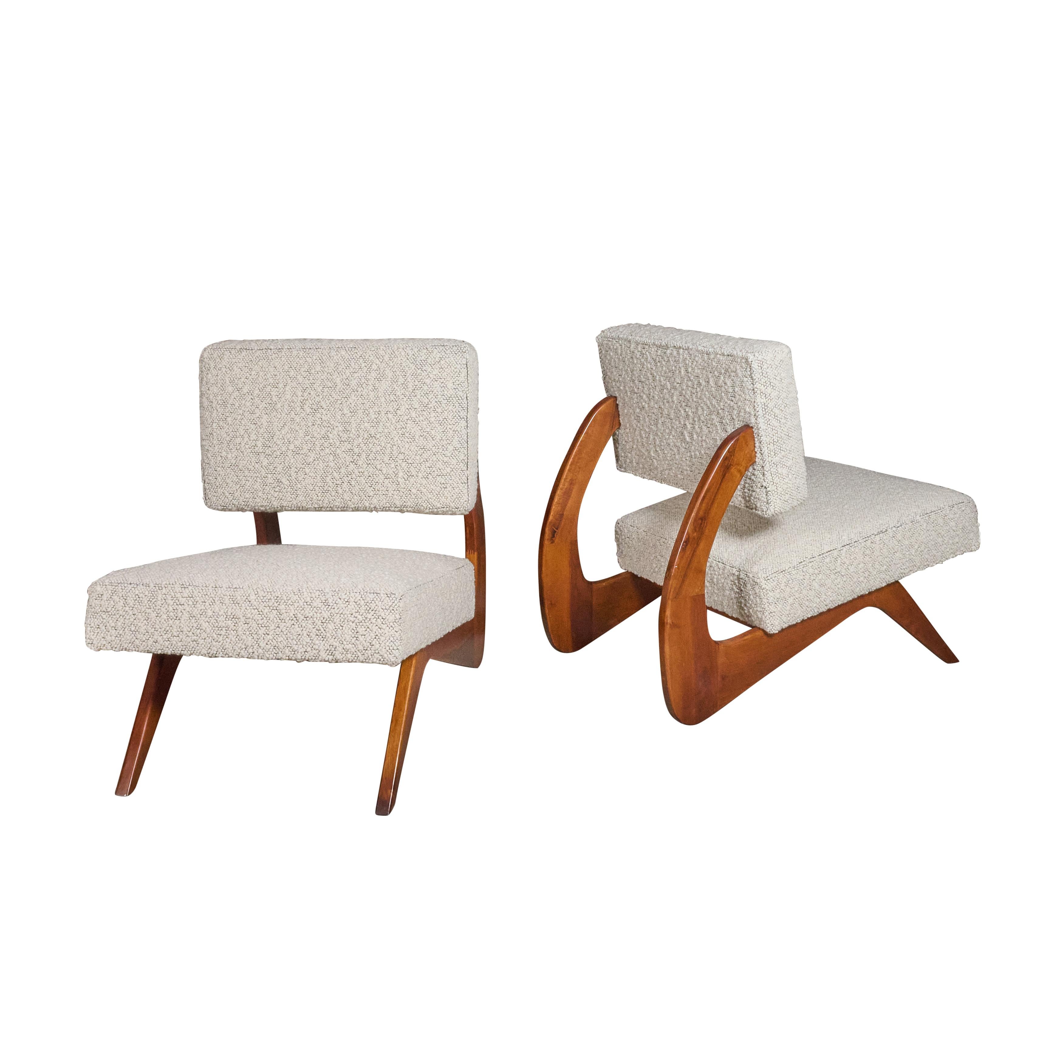 Neu angefertigtes Paar gepolsterte Stühle. Mit tollem Stoff- und Rahmendesign.

