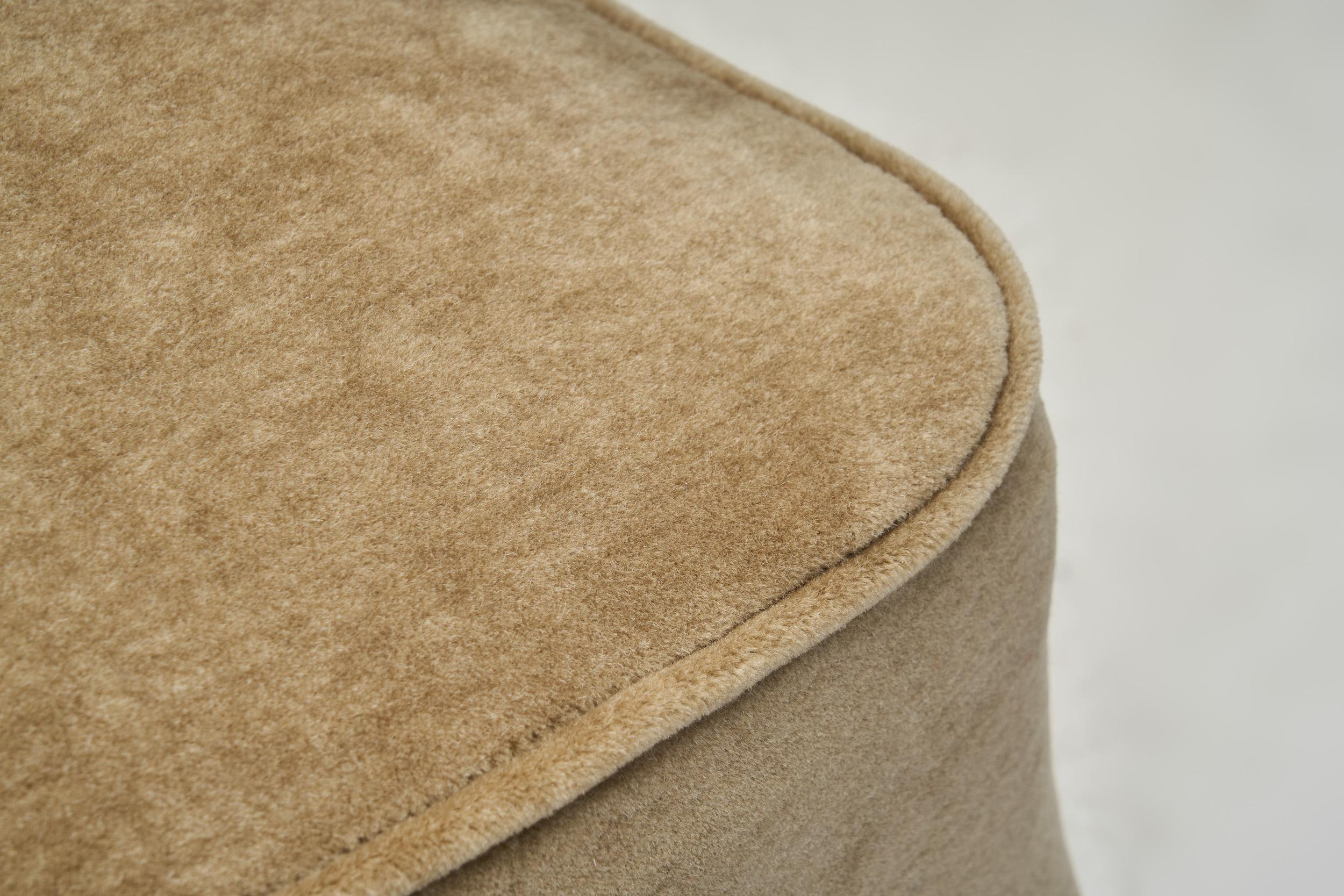 Paire de chaises longues tapissées mi-siècle moderne, Europe 20ème siècle en vente 4
