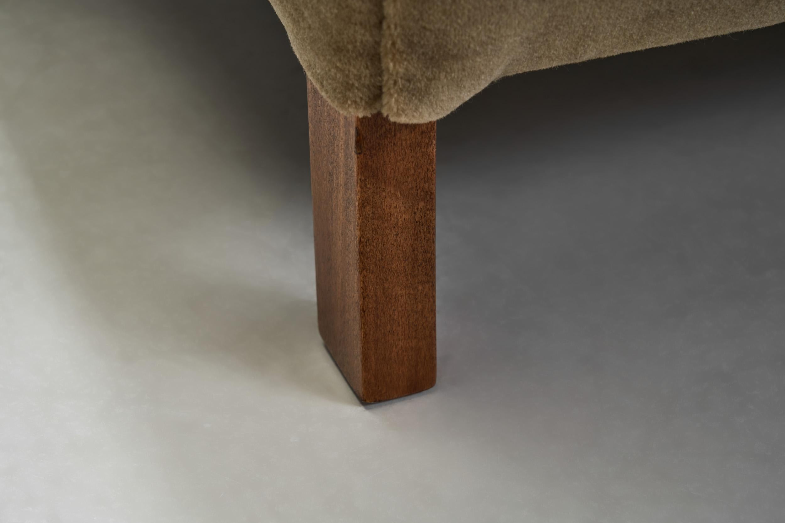 Paire de chaises longues tapissées mi-siècle moderne, Europe 20ème siècle en vente 7