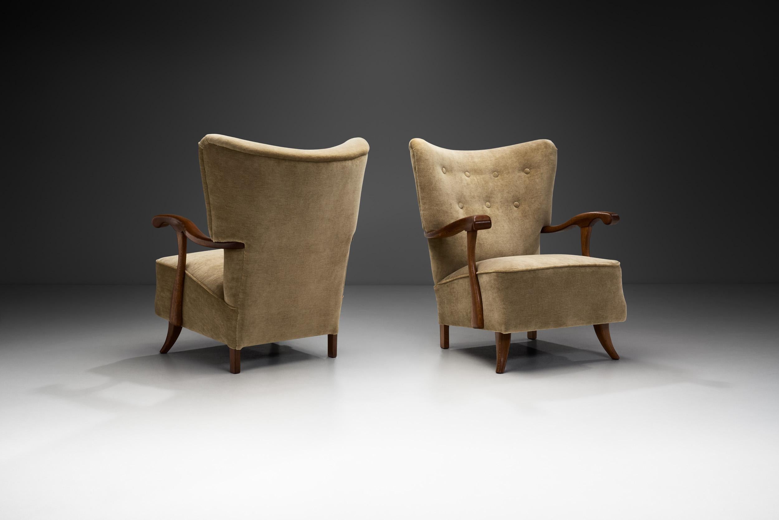 Cette élégante paire de chaises longues constitue une passerelle intéressante entre les premiers mouvements artistiques du XXe siècle, comme l'Art déco, et le mouvement moderniste qui était sur le point de façonner la plupart des meubles européens