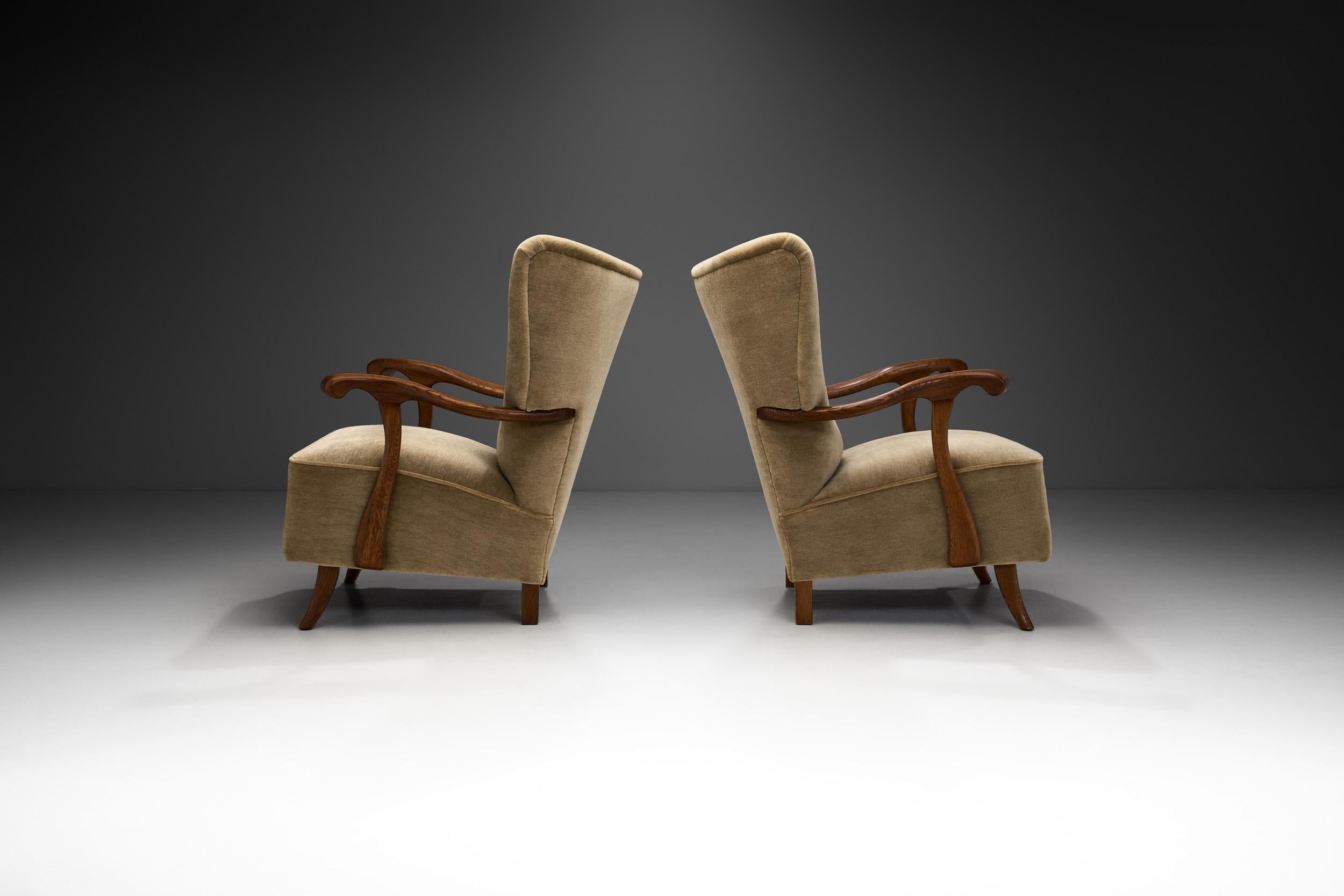 Art déco Paire de chaises longues tapissées mi-siècle moderne, Europe 20ème siècle en vente