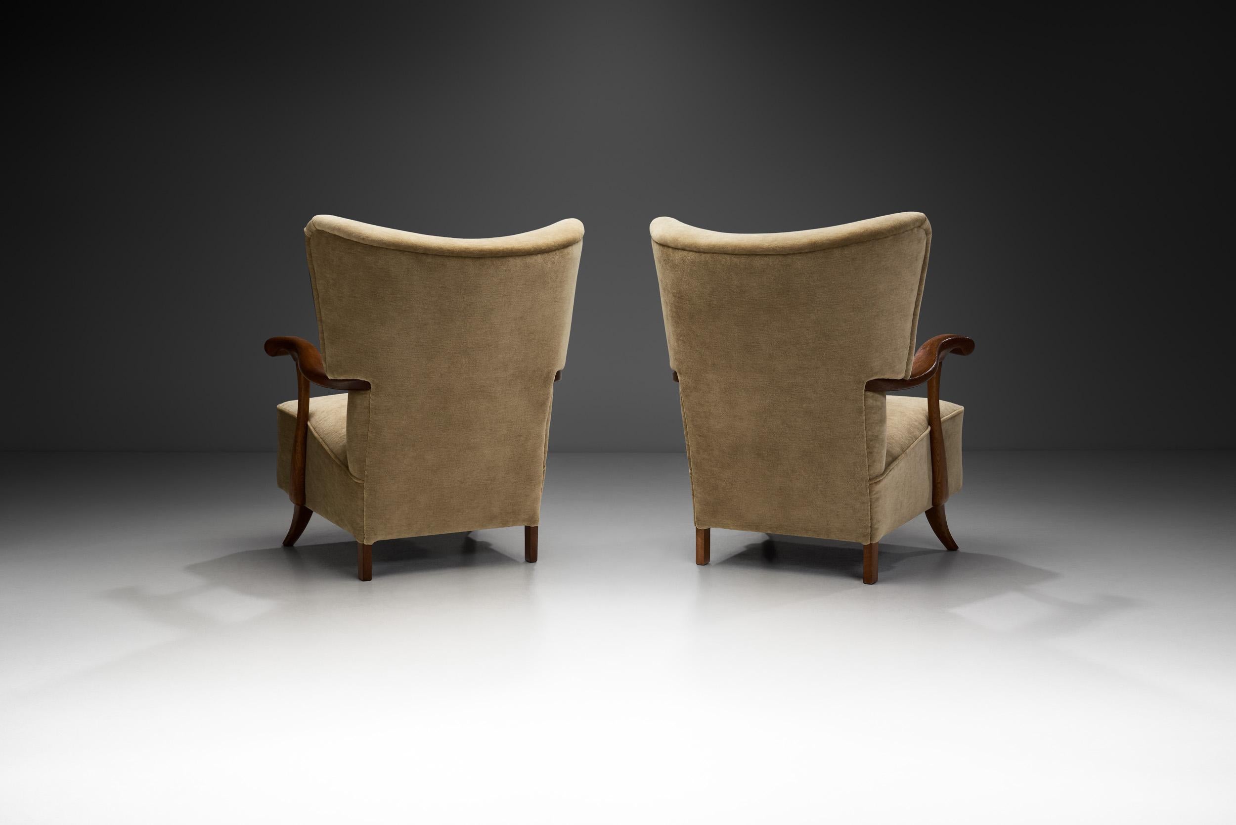 Européen Paire de chaises longues tapissées mi-siècle moderne, Europe 20ème siècle en vente
