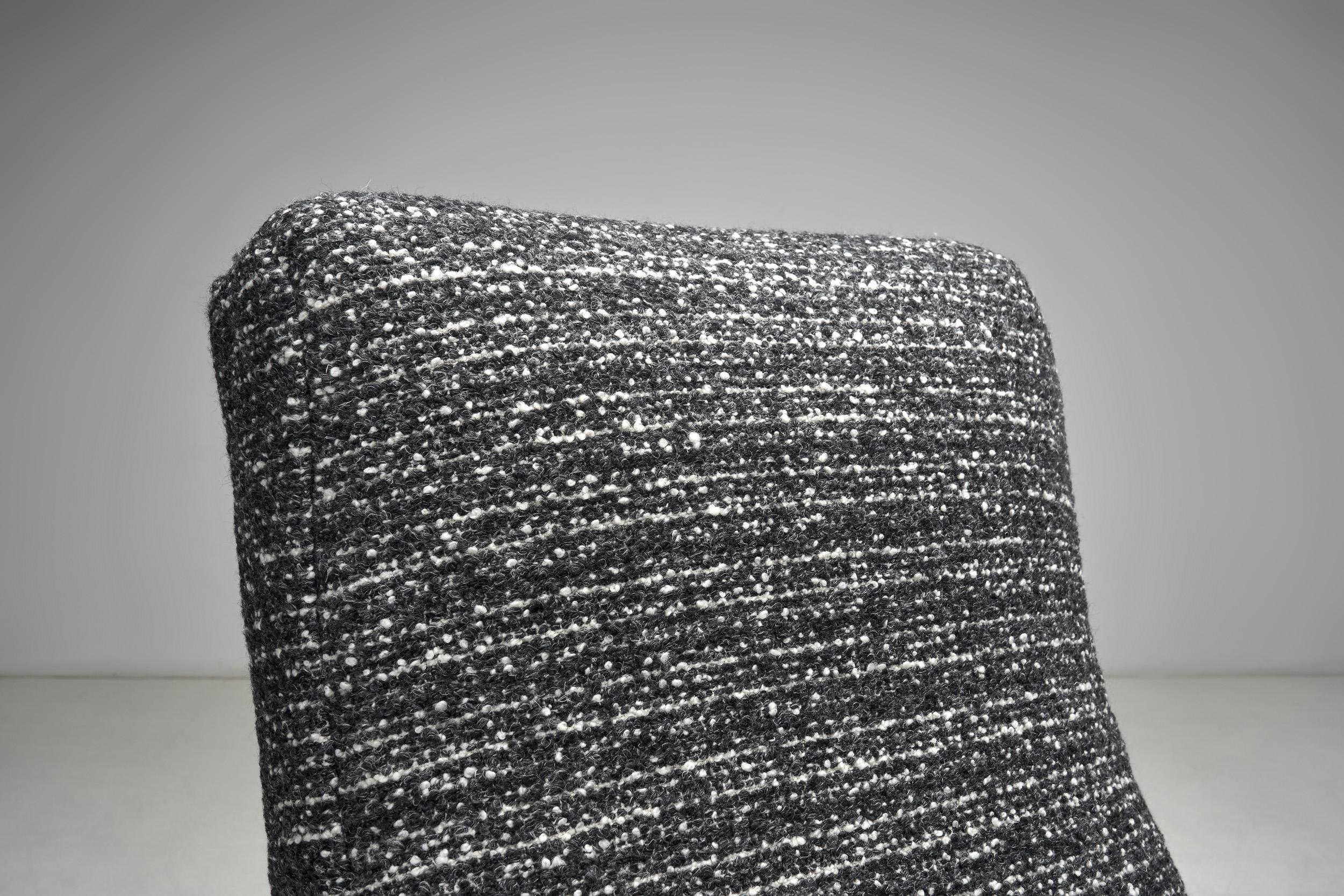 Pair of Upholstered Modernist Armchairs, Europe First half of the 20th Century en vente 4