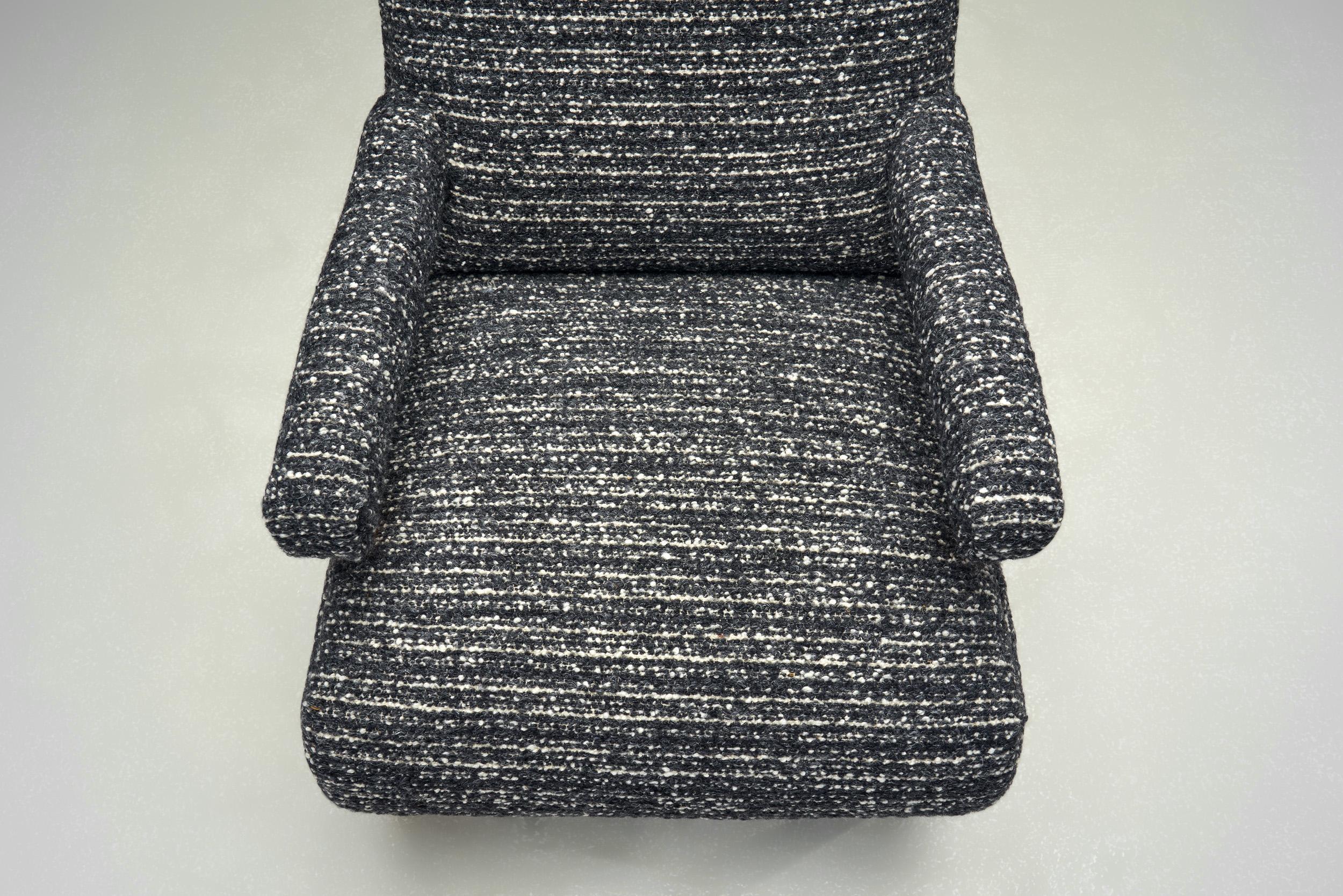 Pair of Upholstered Modernist Armchairs, Europe First half of the 20th Century en vente 5