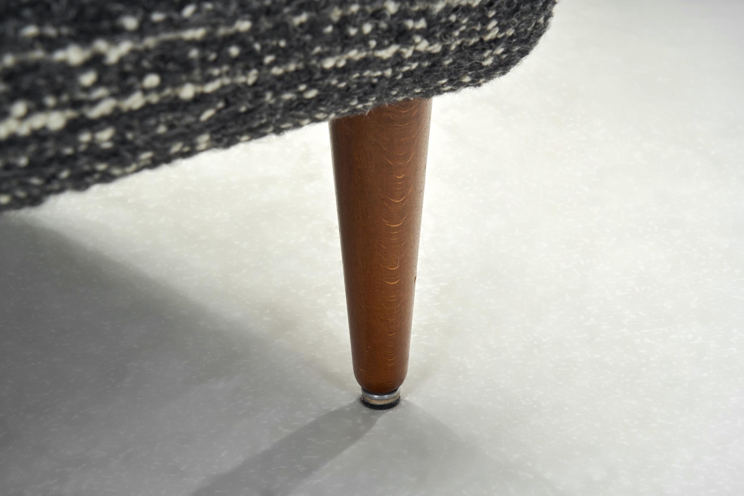 Pair of Upholstered Modernist Armchairs, Europe First half of the 20th Century en vente 7