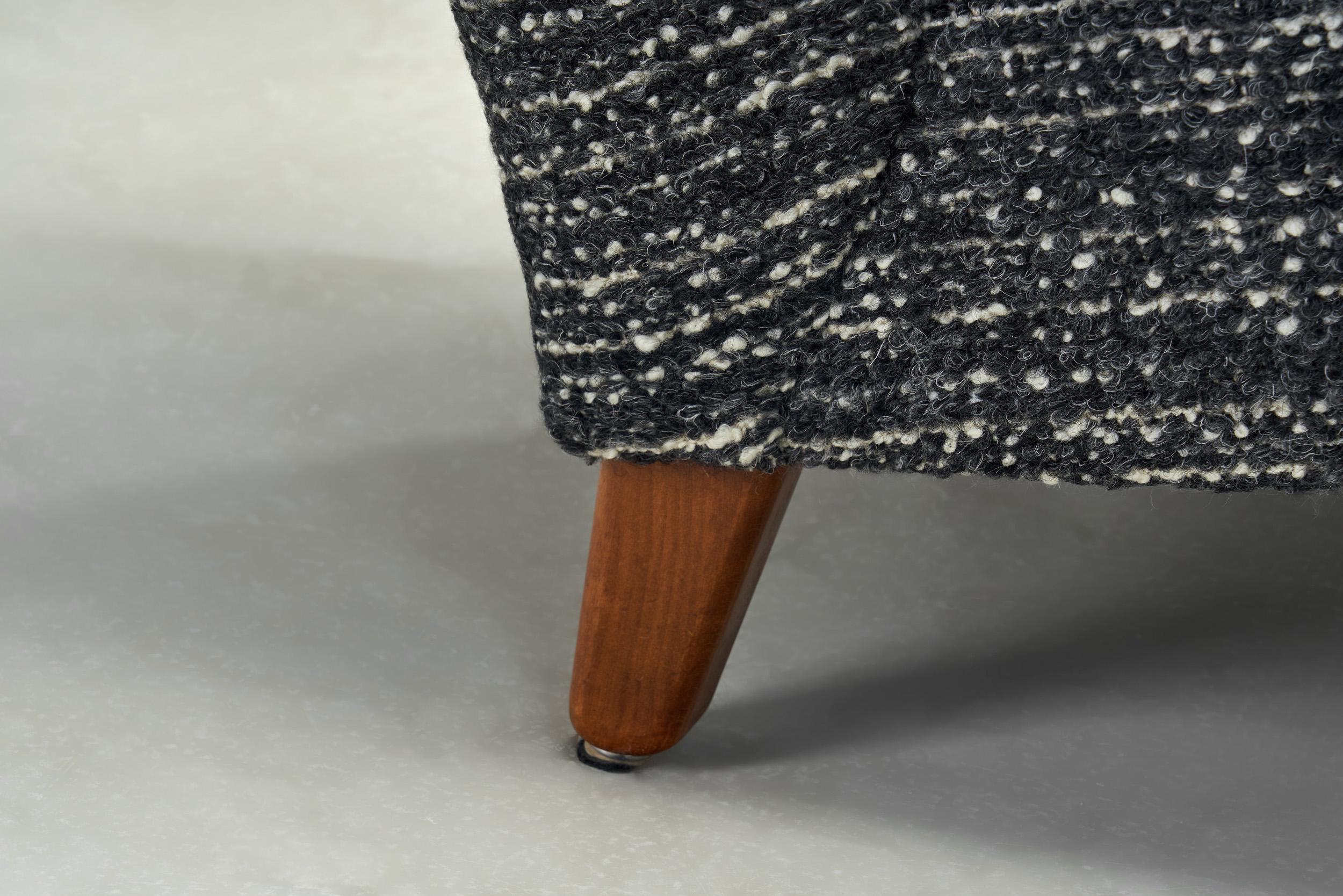 Pair of Upholstered Modernist Armchairs, Europe First half of the 20th Century en vente 8