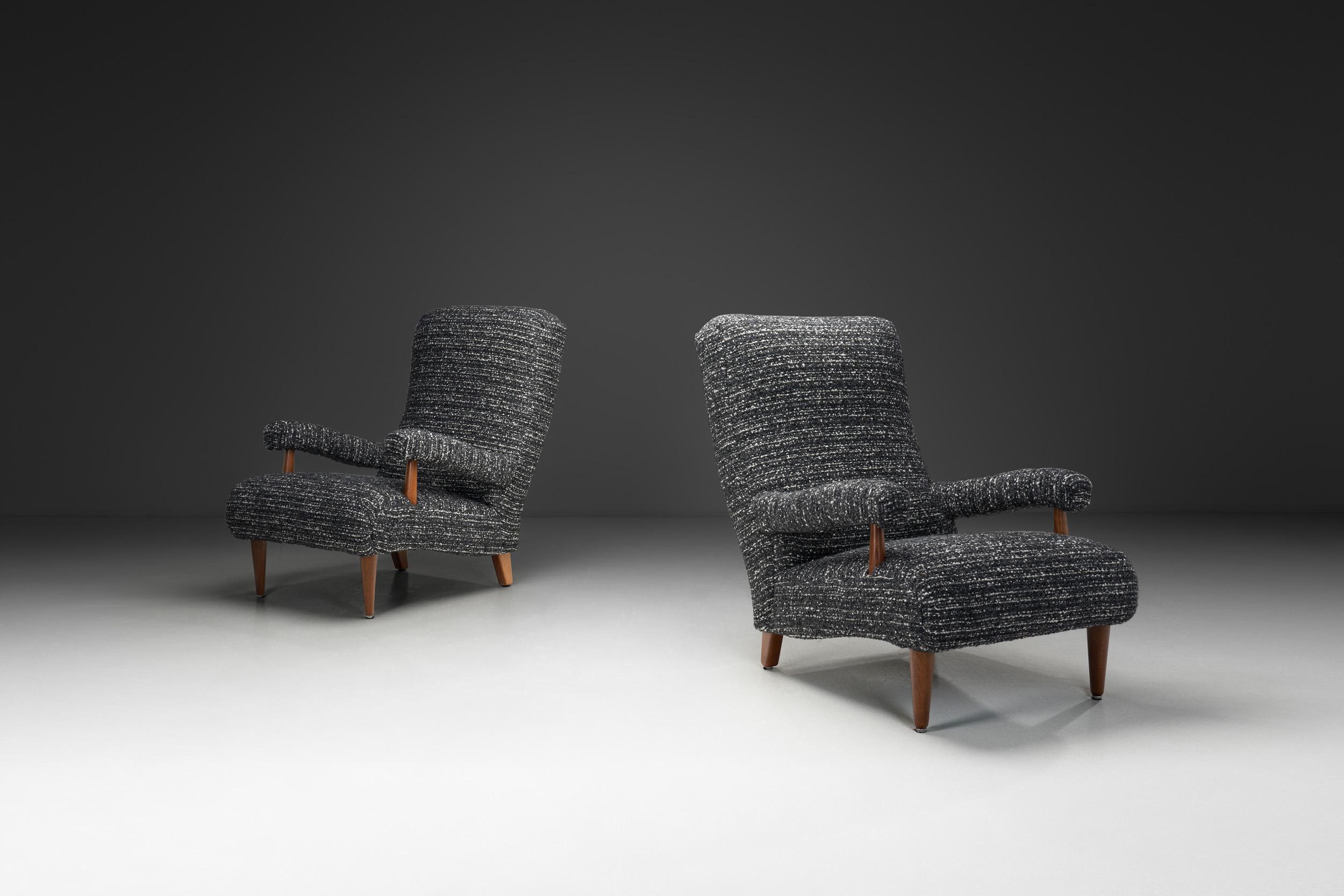 Ces fauteuils modernistes ont été fabriqués en Europe au début du XXe siècle, à une époque où les designers commençaient à délaisser l'ornementation au profit d'un langage des formes plus calme et plus déterminé. Au lieu de s'appuyer sur des