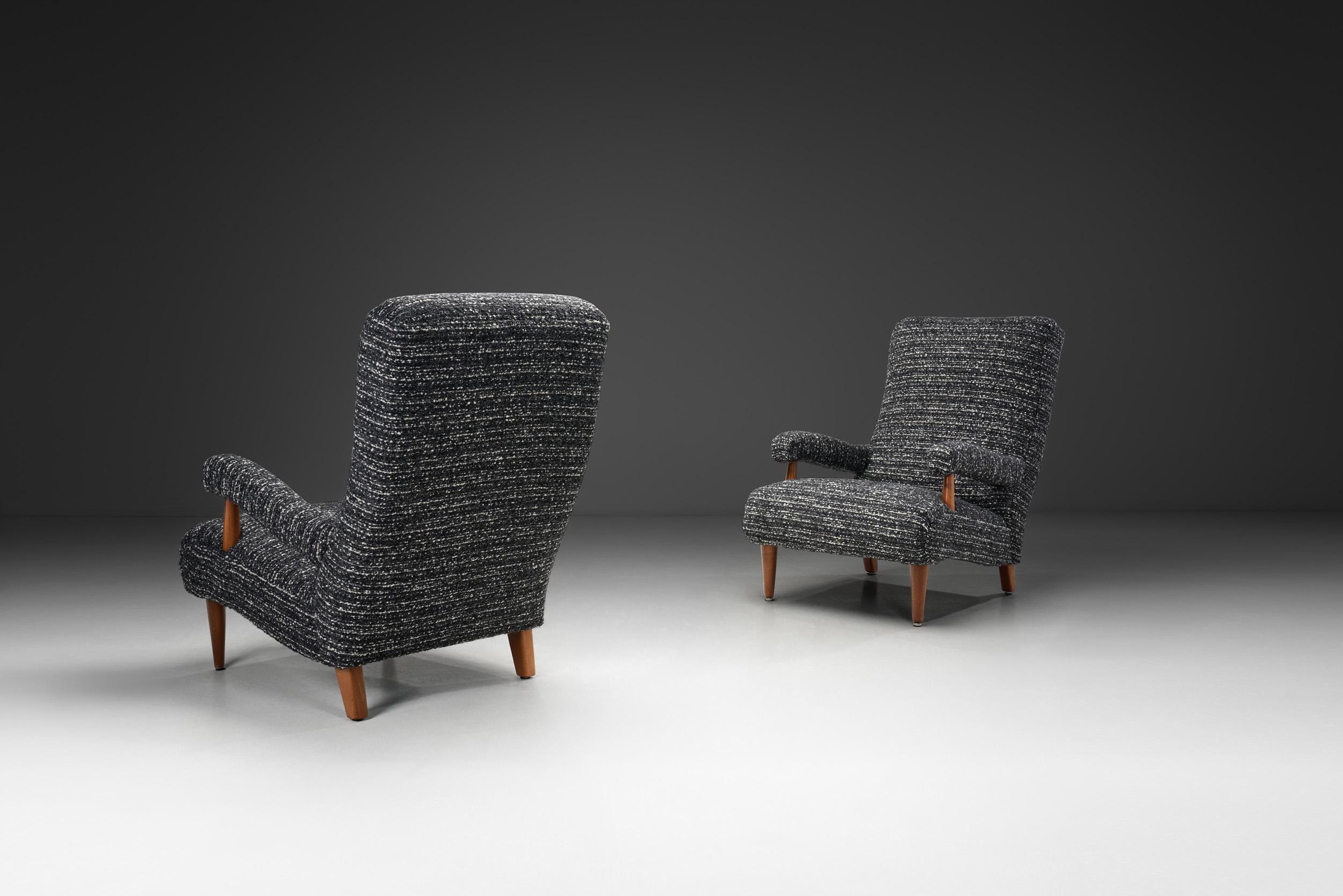 Pair of Upholstered Modernist Armchairs, Europe First half of the 20th Century Bon état - En vente à Utrecht, NL