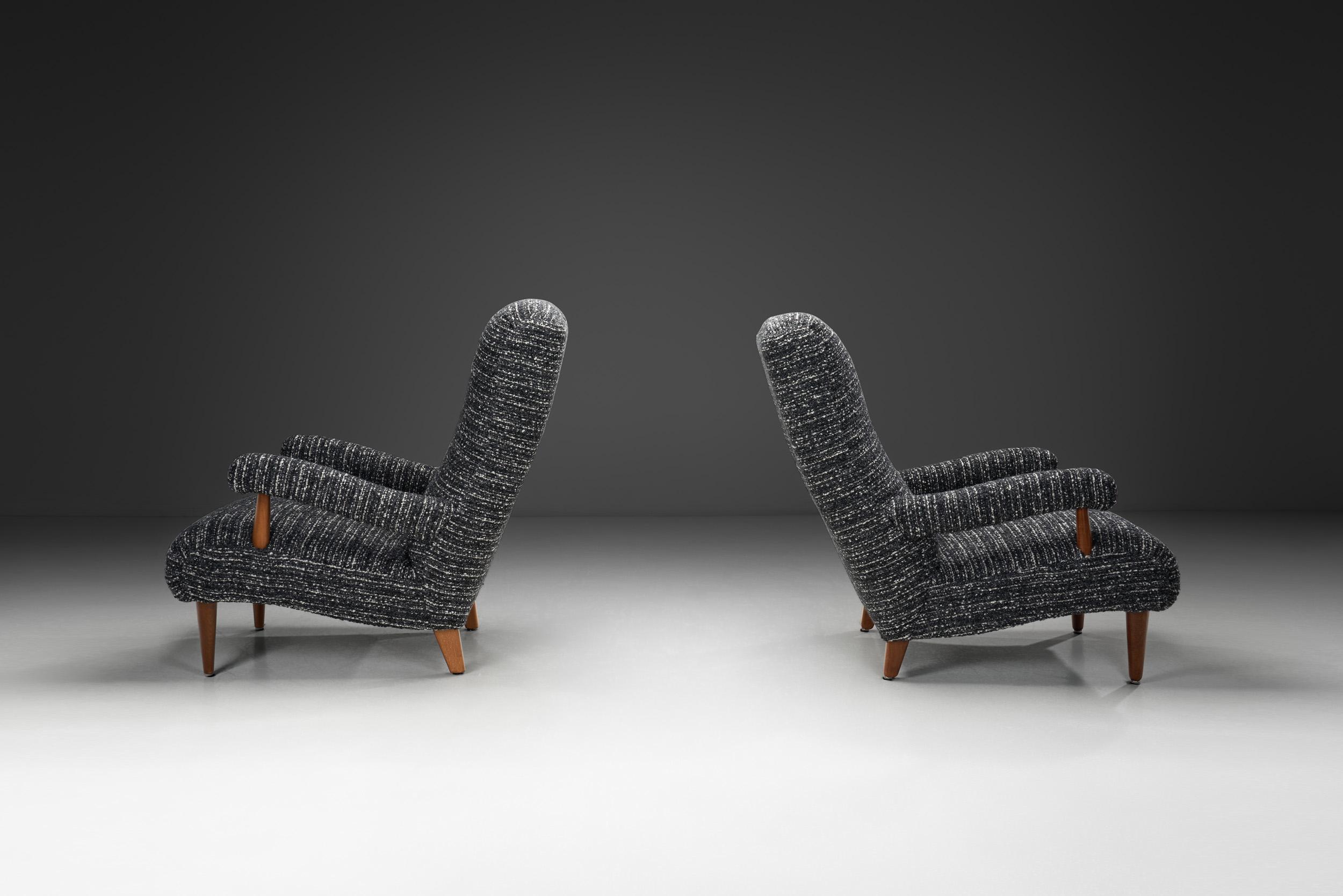 20ième siècle Pair of Upholstered Modernist Armchairs, Europe First half of the 20th Century en vente