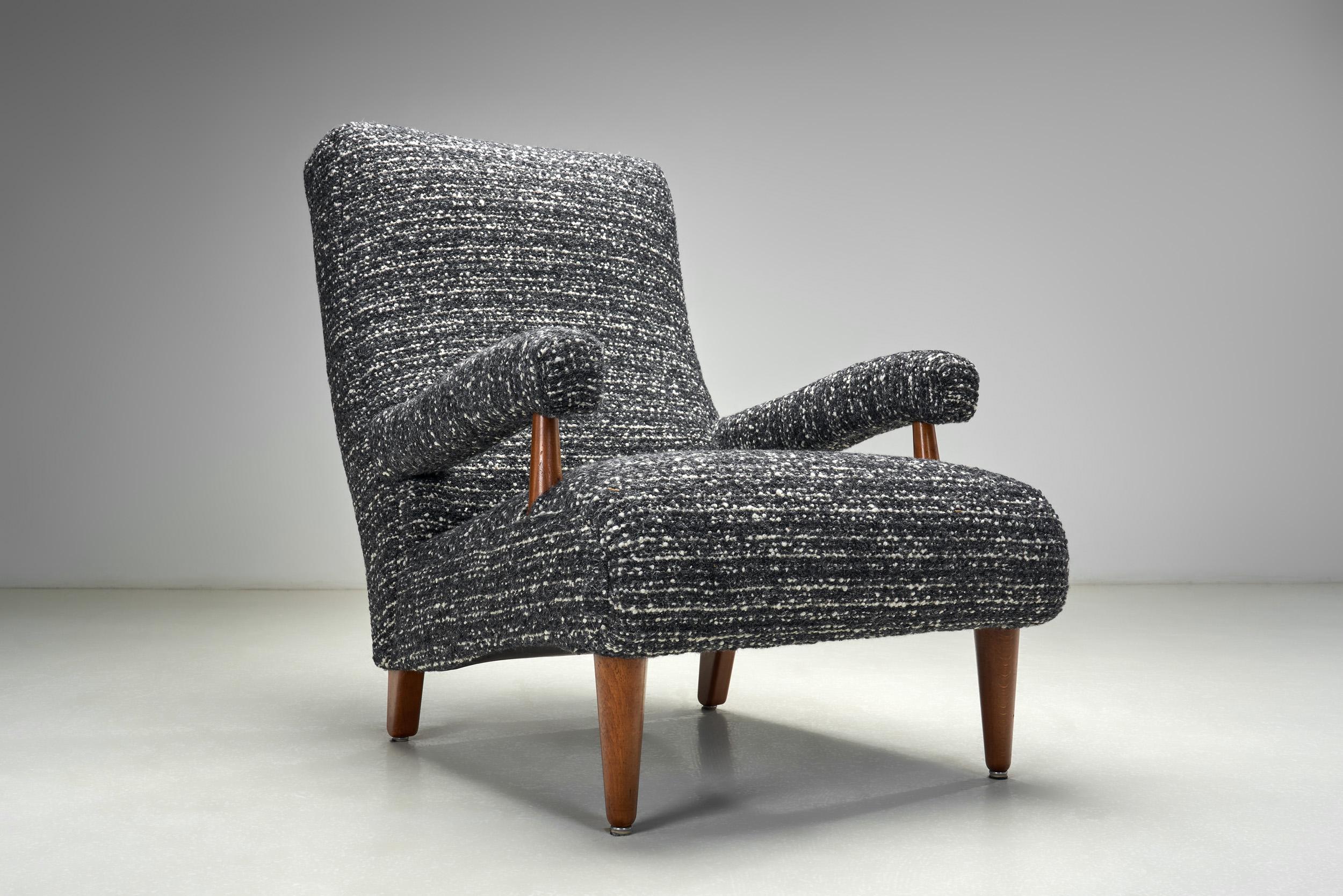 Tissu Pair of Upholstered Modernist Armchairs, Europe First half of the 20th Century en vente