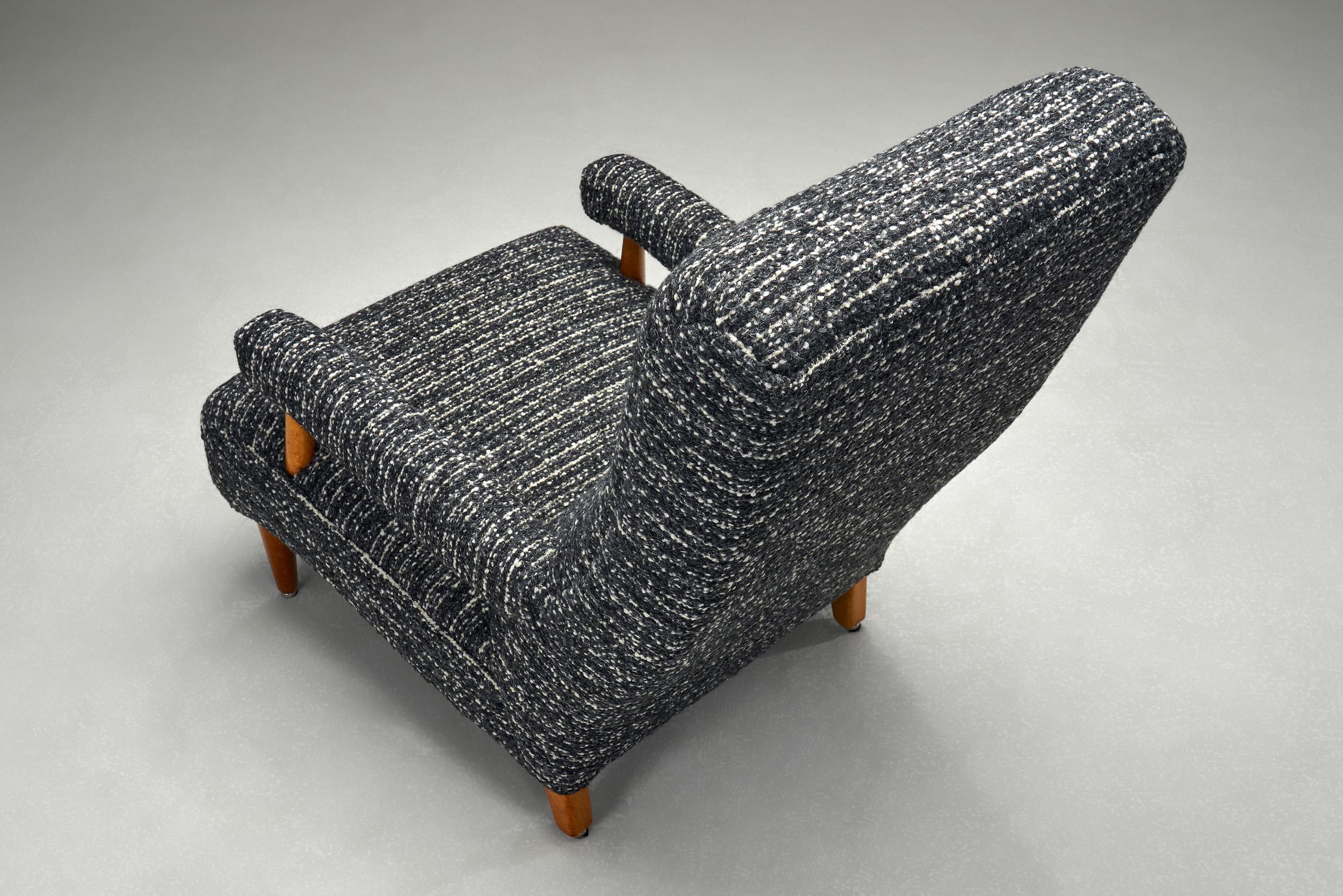 Pair of Upholstered Modernist Armchairs, Europe First half of the 20th Century en vente 1