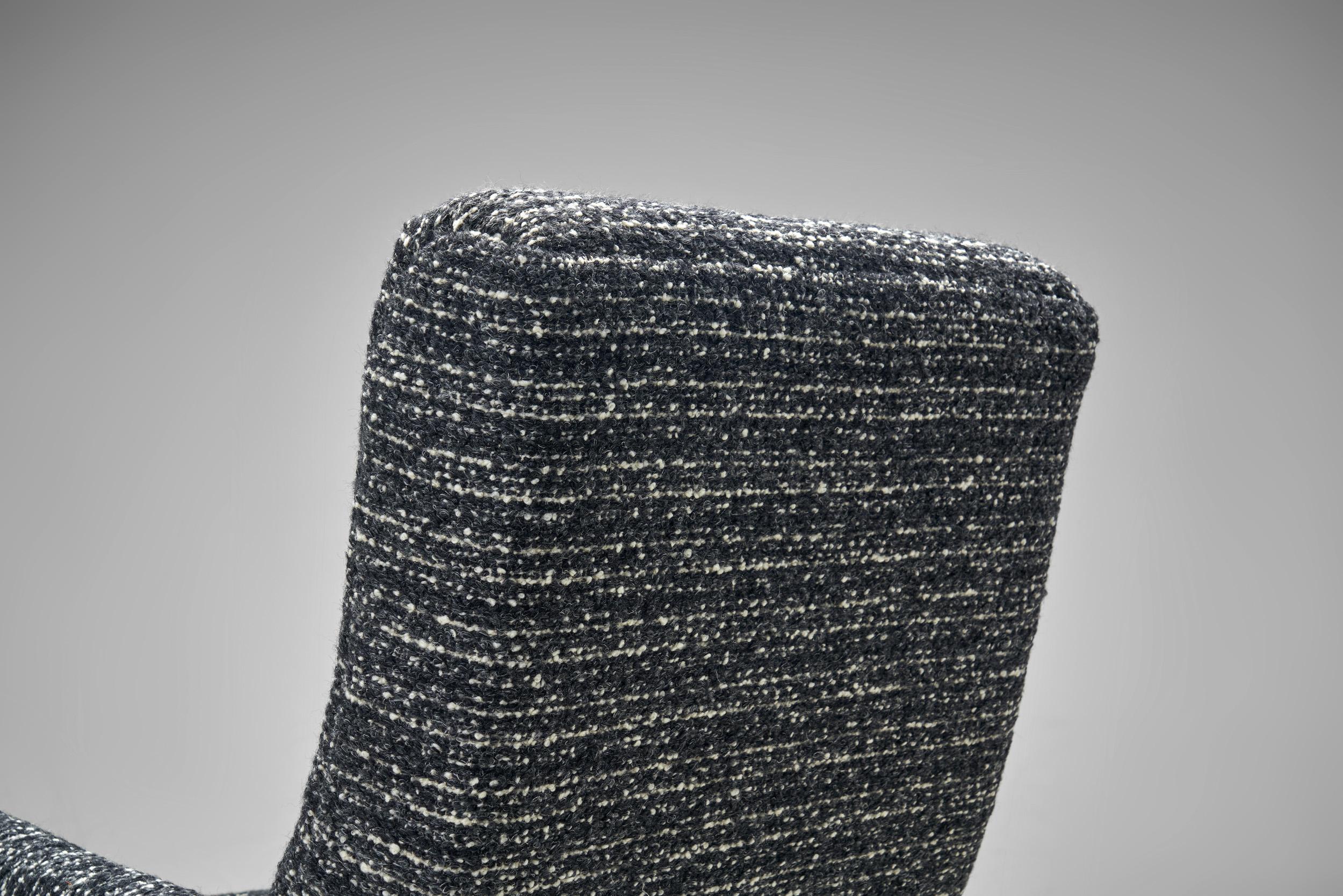 Pair of Upholstered Modernist Armchairs, Europe First half of the 20th Century en vente 2