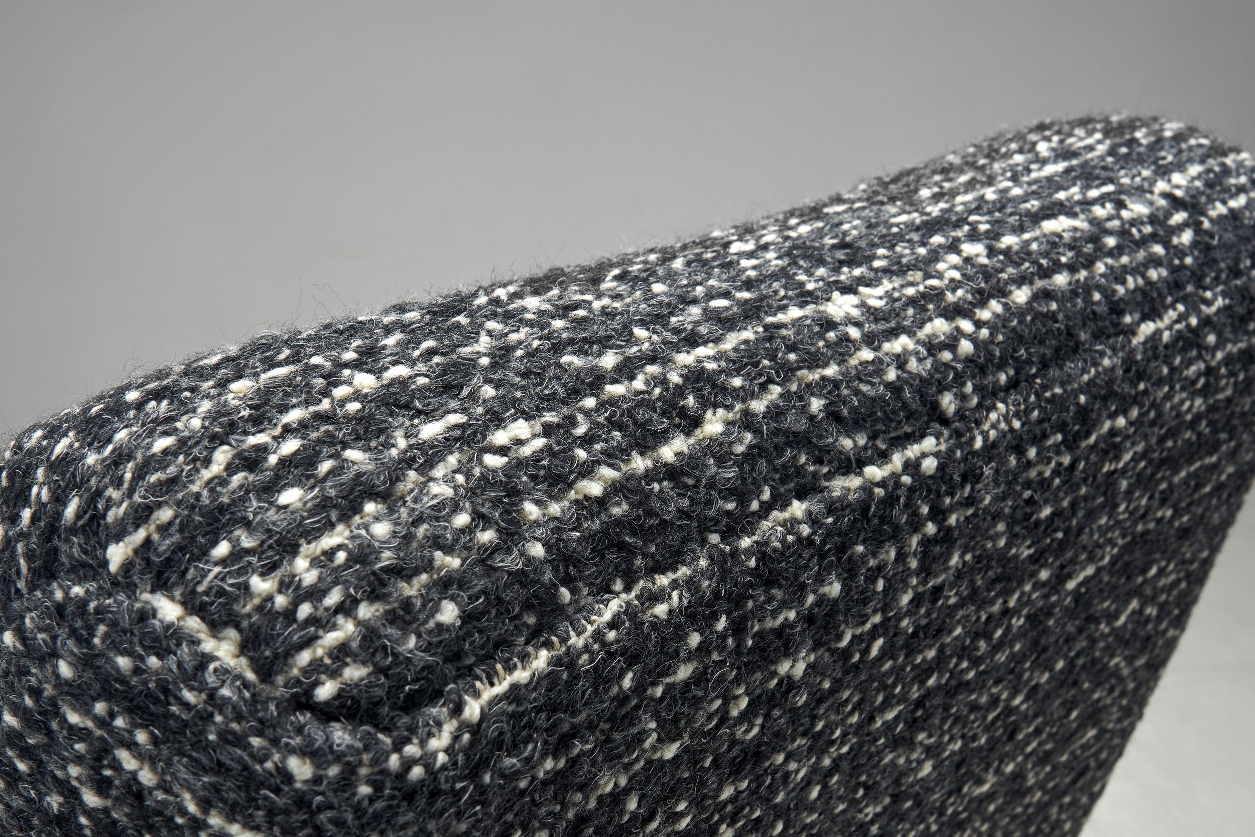 Pair of Upholstered Modernist Armchairs, Europe First half of the 20th Century en vente 3