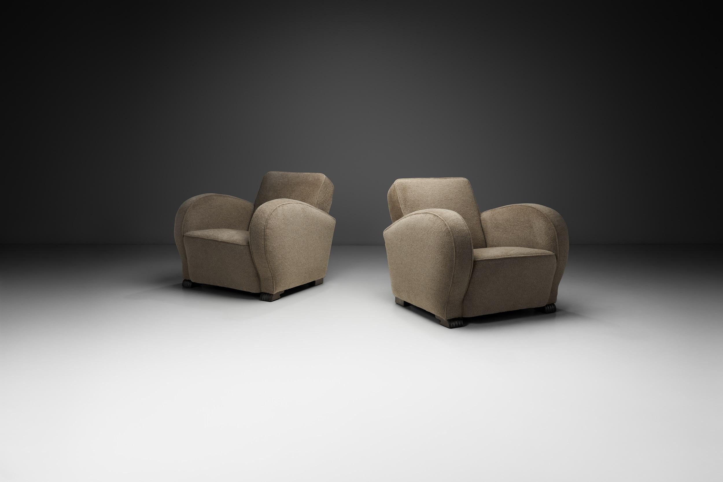 Norwegian pieces of the 1930s often embody a strong sense of solidity and comfort, paired with subtle curves and a restrained elegance. The club chair originated in the early 20th century, during the Art Deco and Belle Époque periods and were