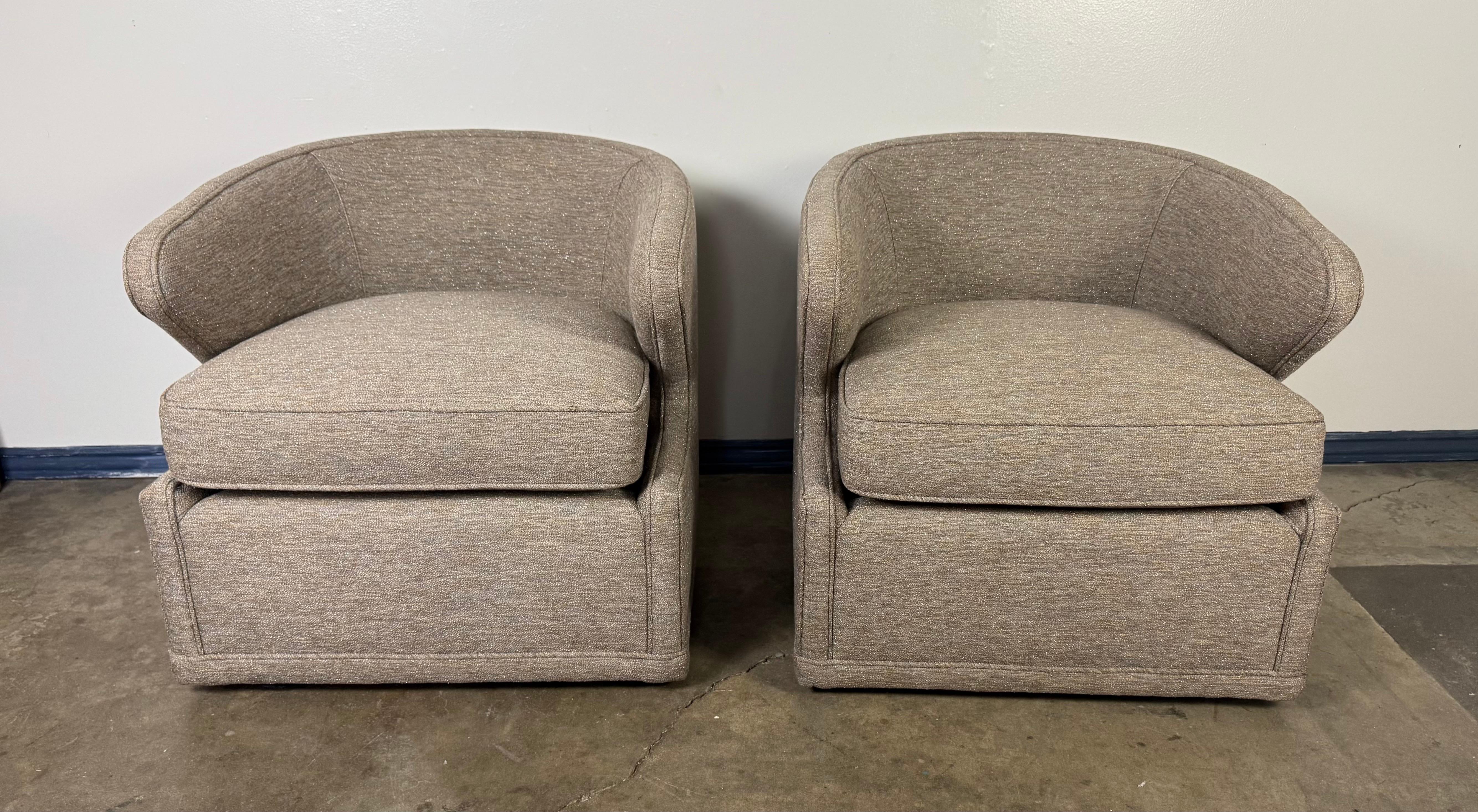 Ces fauteuils pivotants présentent une silhouette épurée et moderne avec un clin d'œil au design du milieu du siècle. Le dossier à profil bas s'incurve doucement vers les bras dans une forme continue et enveloppante qui offre à la fois confort et