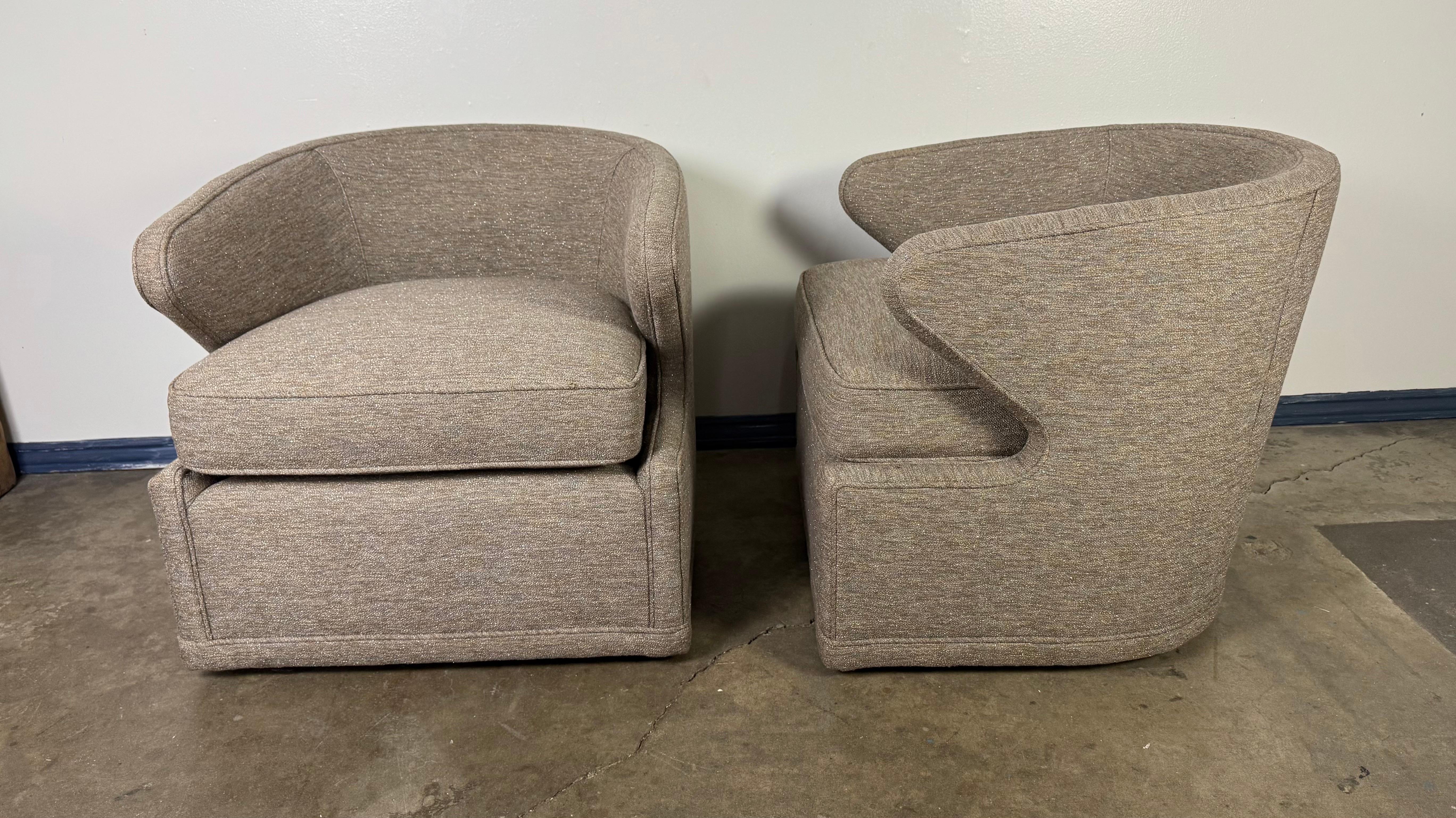 Américain Paire de fauteuils pivotants tapissés en vente