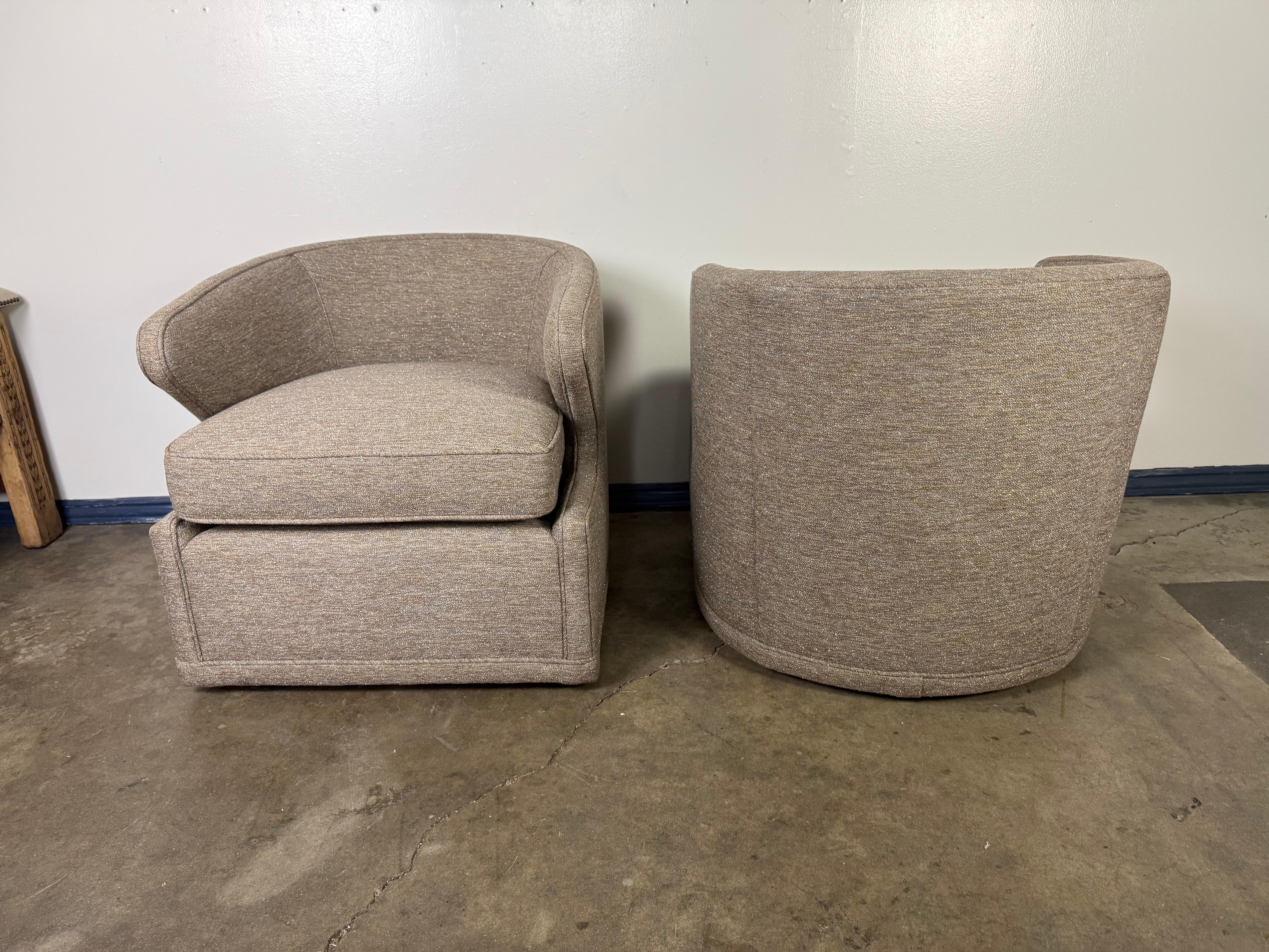 Paire de fauteuils pivotants tapissés Bon état - En vente à Los Angeles, CA