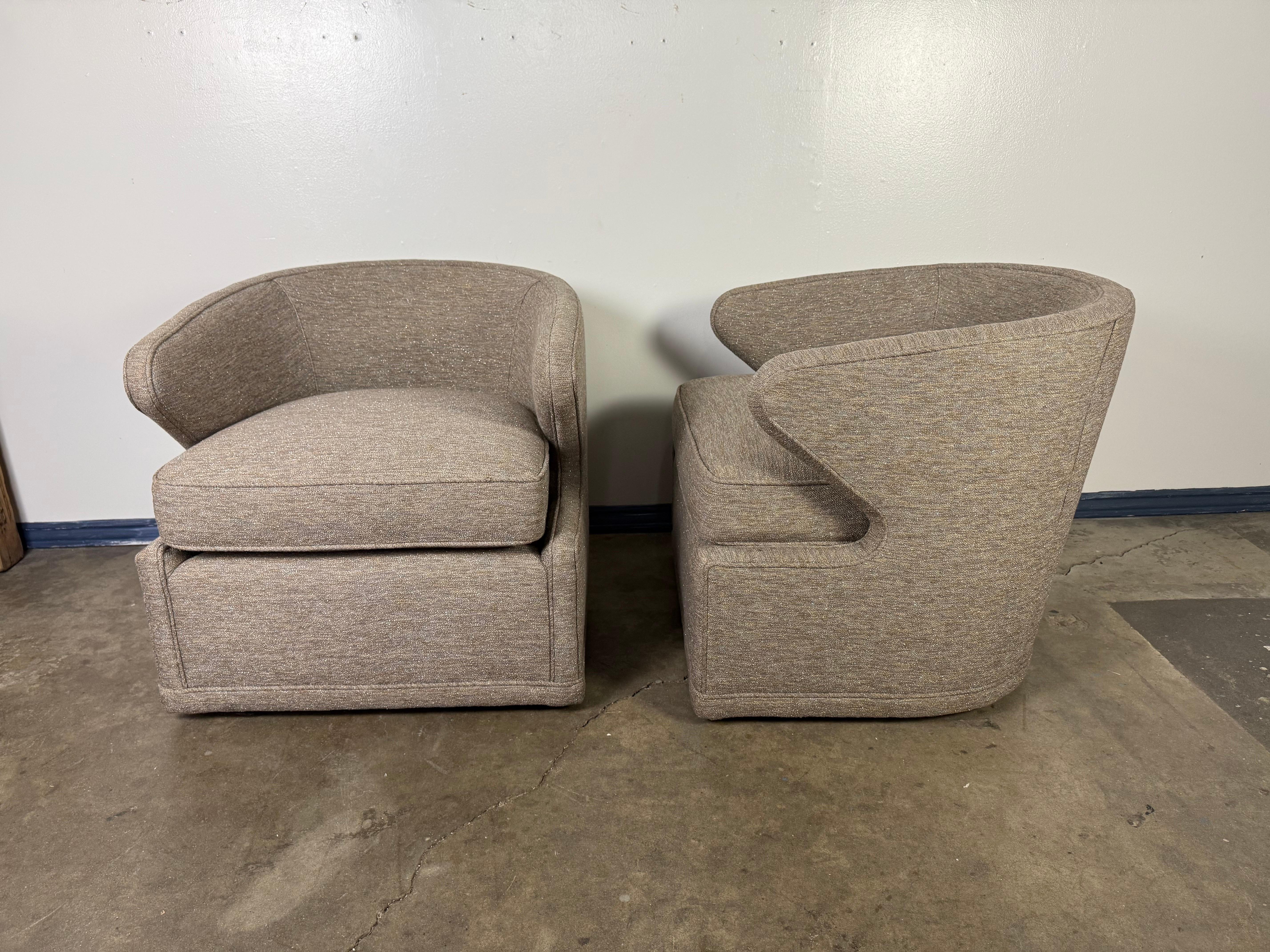 20ième siècle Paire de fauteuils pivotants tapissés en vente