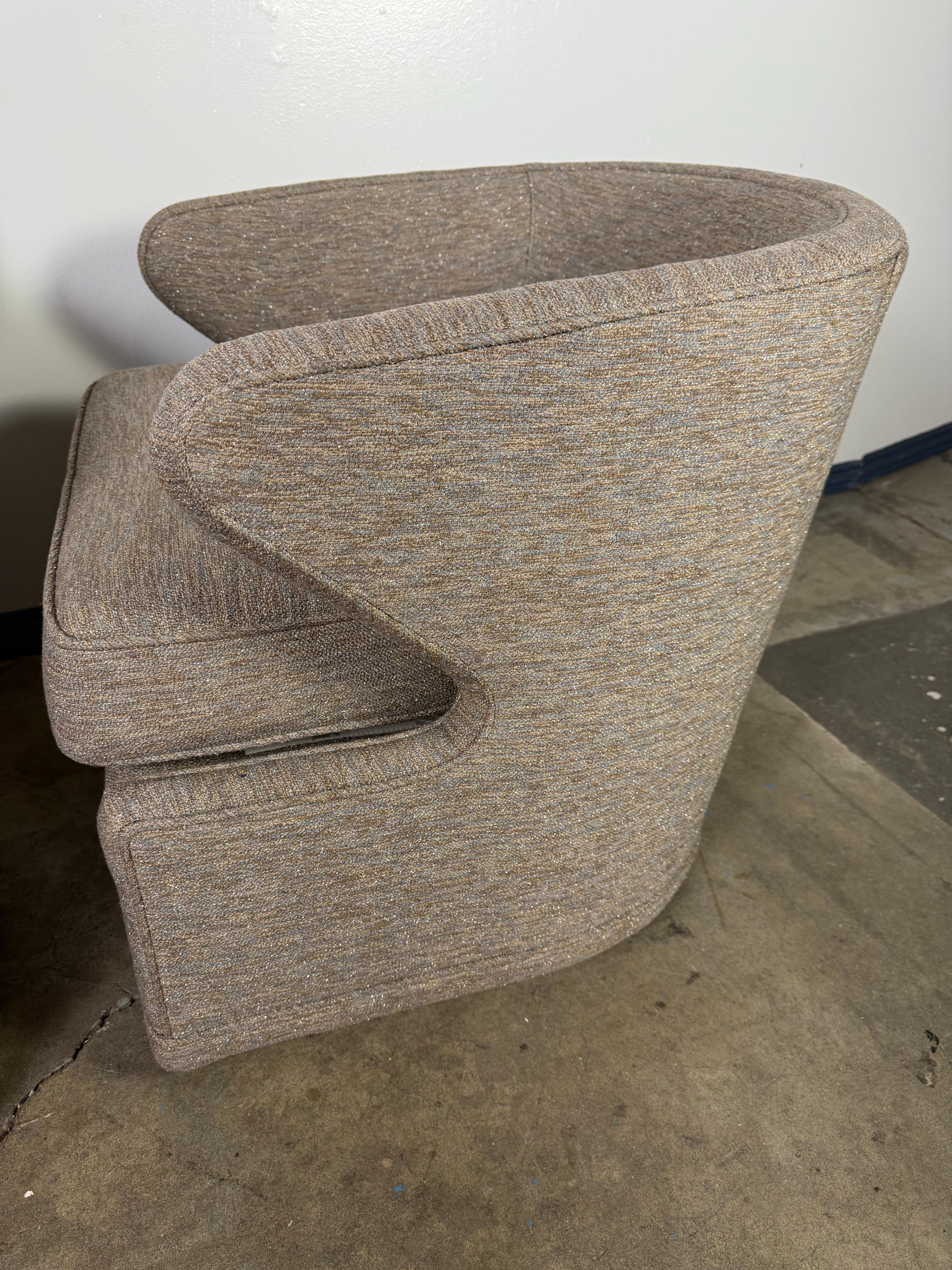 Textile Paire de fauteuils pivotants tapissés en vente