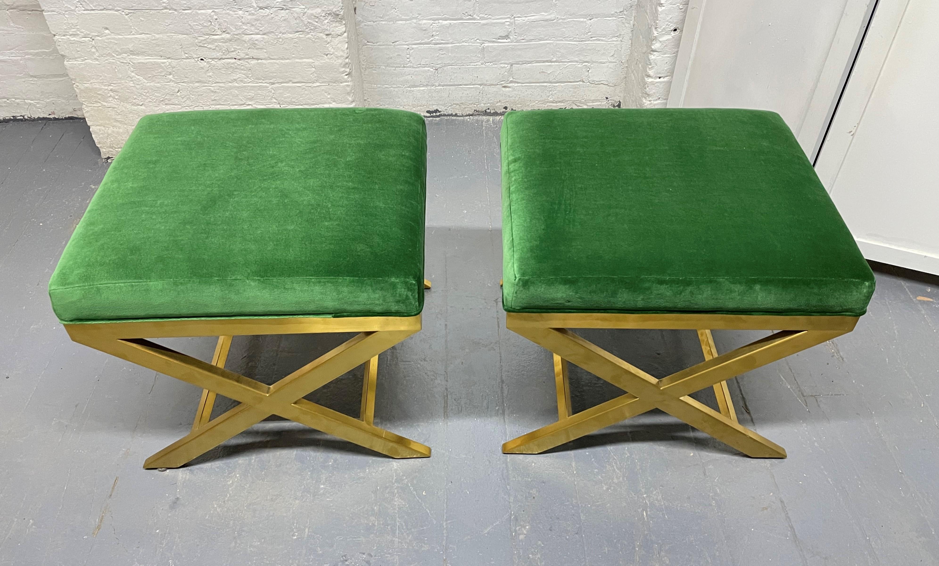 Hollywood Regency Coppia di panche a X imbottite in velluto e ottone in vendita