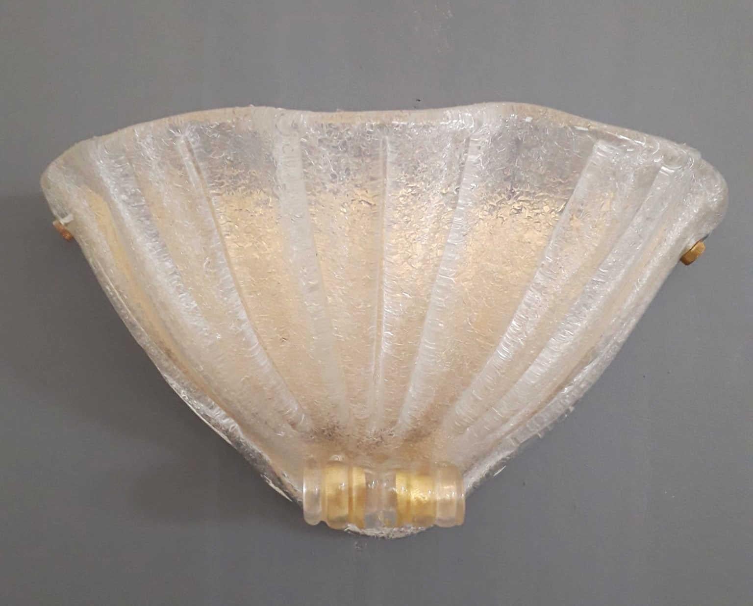 Appliques lumineuses vintage en verre de Murano soufflé à la main avec la technique graniglia pour produire un effet texturé granuleux et infusé avec des mouchetures d'or, montées sur des cadres en laiton / Fabriqué en Italie, circa 1960s.
Mesures
