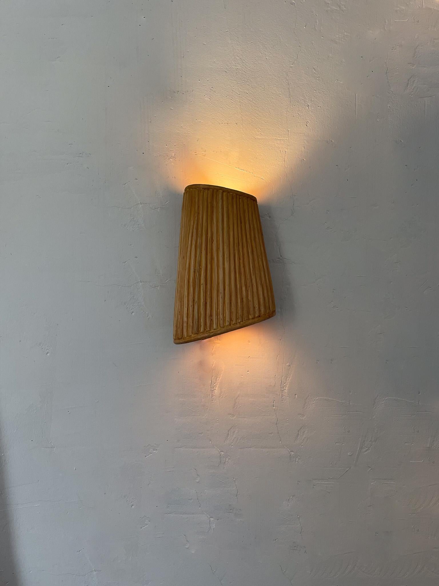Mid-Century Modern Paire de lampes murales en forme de crayon à l'envers en vente
