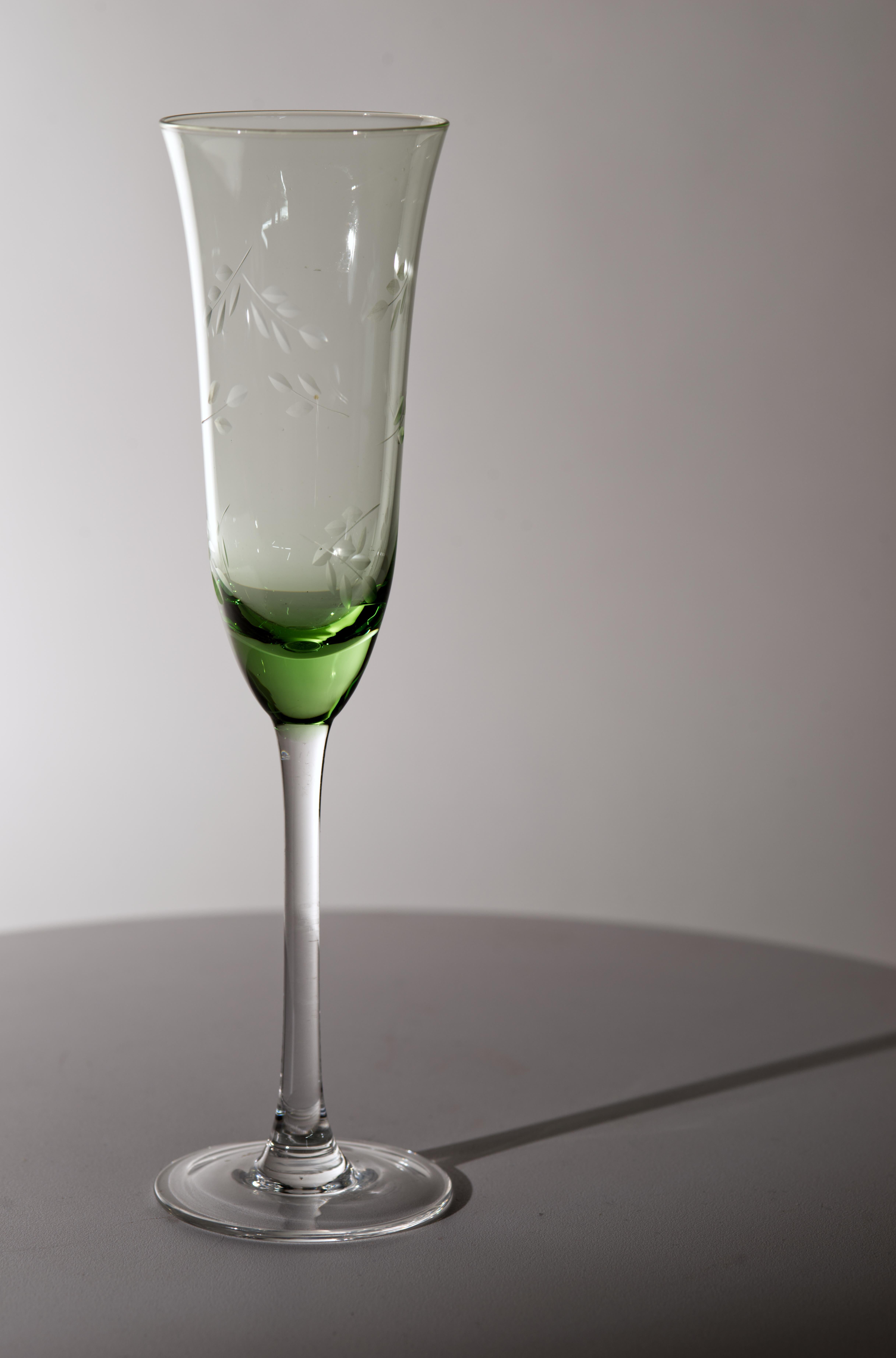 Pair of Uranium Green Champagne Flute Glasses In Good Condition In Clifton Springs, NY